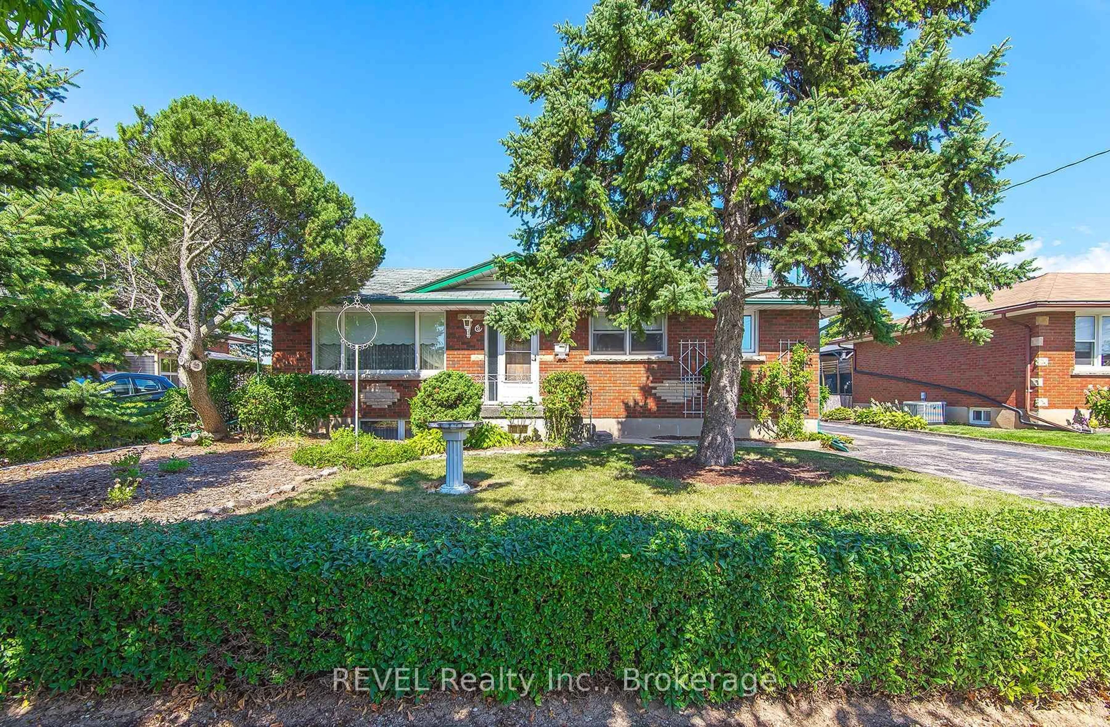 A pic from outside/outdoor area/front of a property/back of a property/a pic from drone, street for 9 Hawthorne Ave, St. Catharines Ontario L2M 6A8