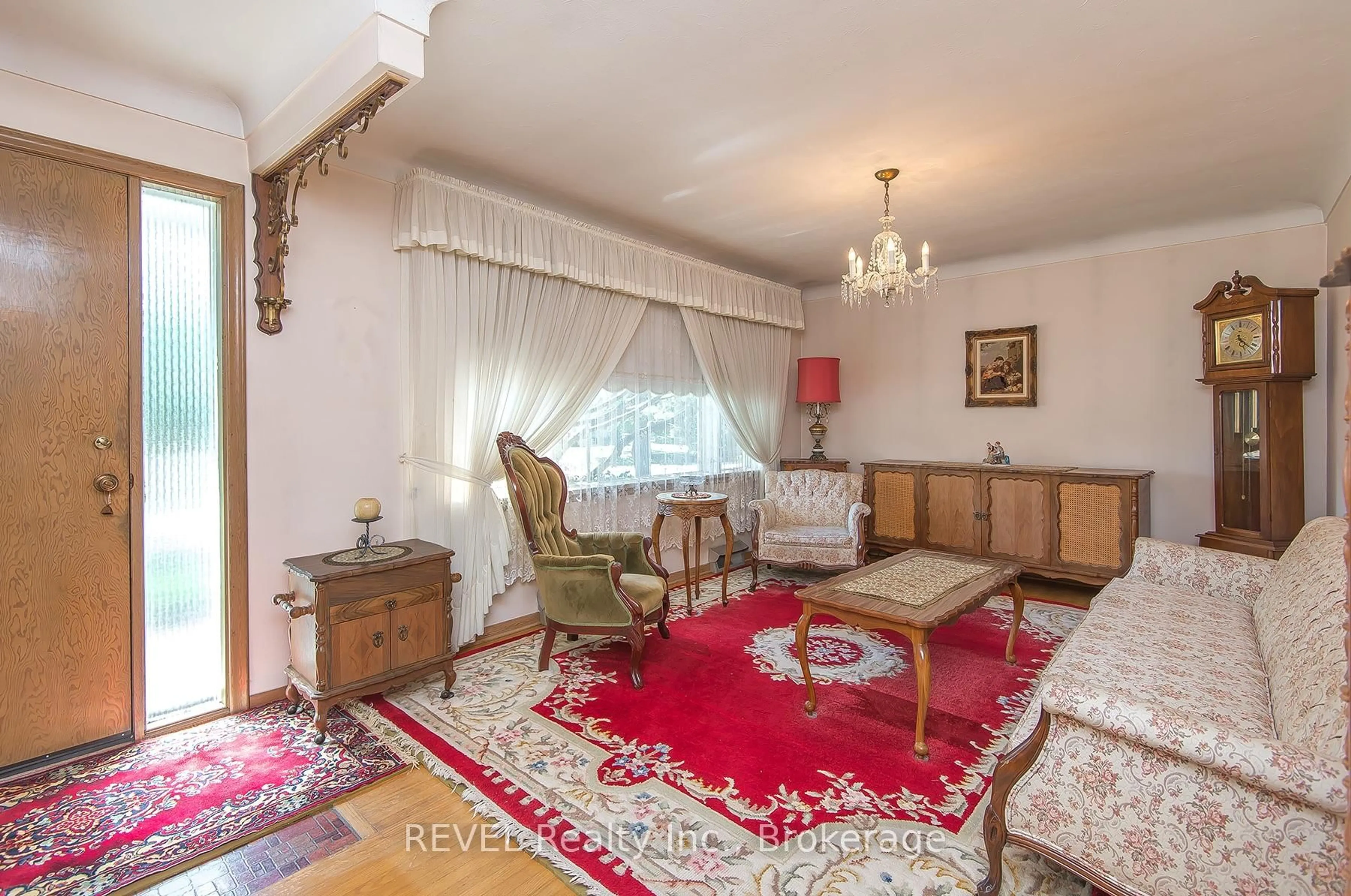 Living room with furniture, carpet floor for 9 Hawthorne Ave, St. Catharines Ontario L2M 6A8