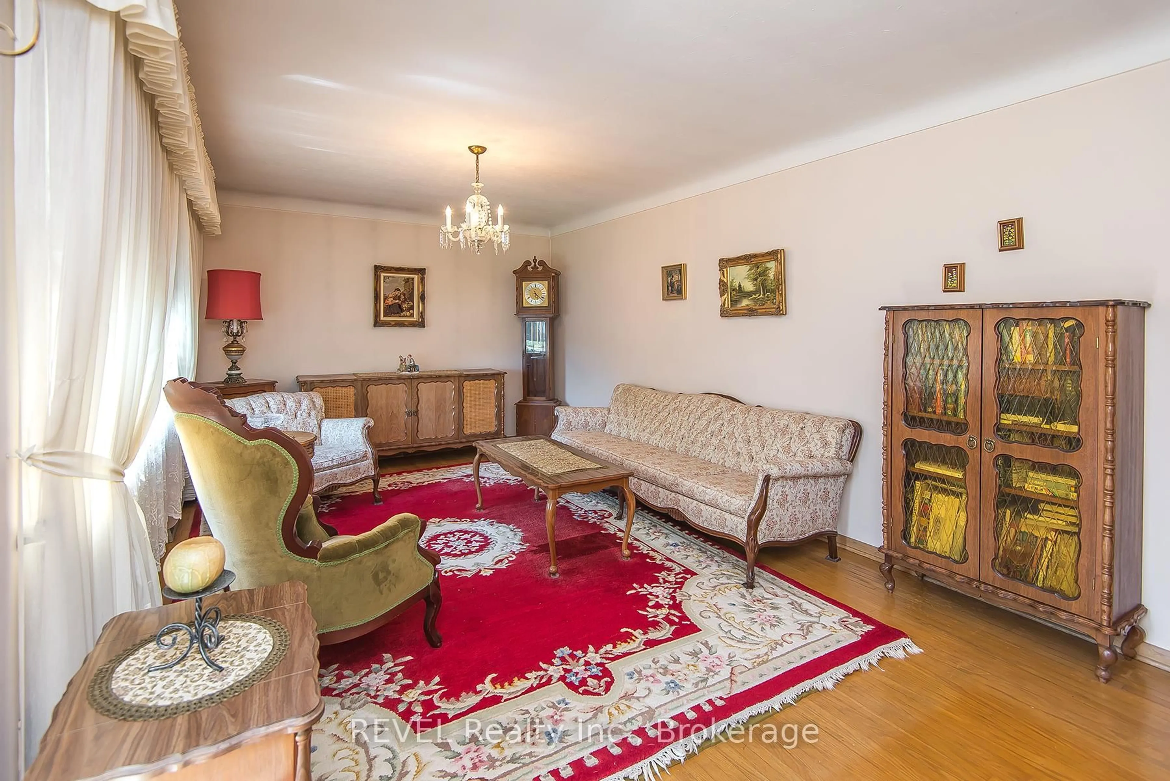 Living room with furniture, carpet floor for 9 Hawthorne Ave, St. Catharines Ontario L2M 6A8