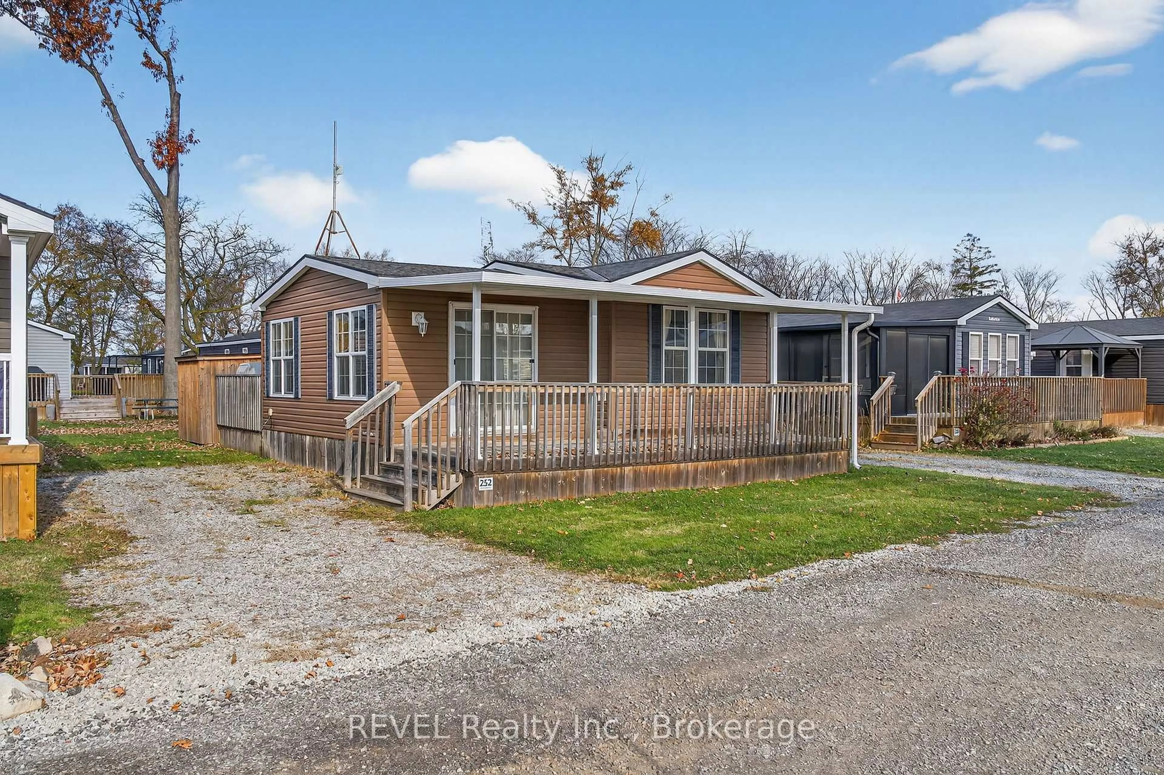 A pic from outside/outdoor area/front of a property/back of a property/a pic from drone, street for 1501 Line 8 Rd #252, Niagara-on-the-Lake Ontario L0S 1L0