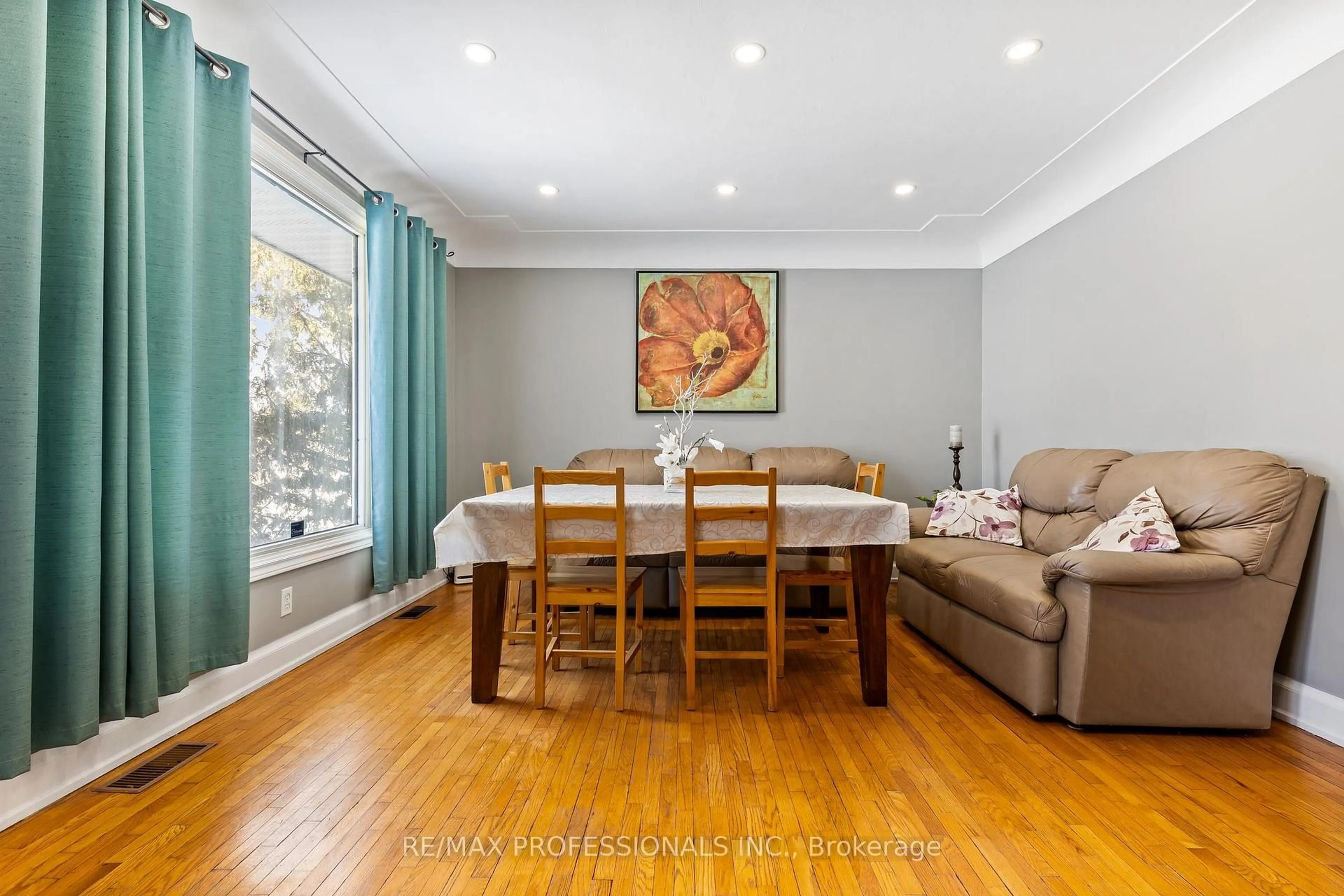 Dining room, wood/laminate floor for 311 Bowman St, Hamilton Ontario L8S 2V4