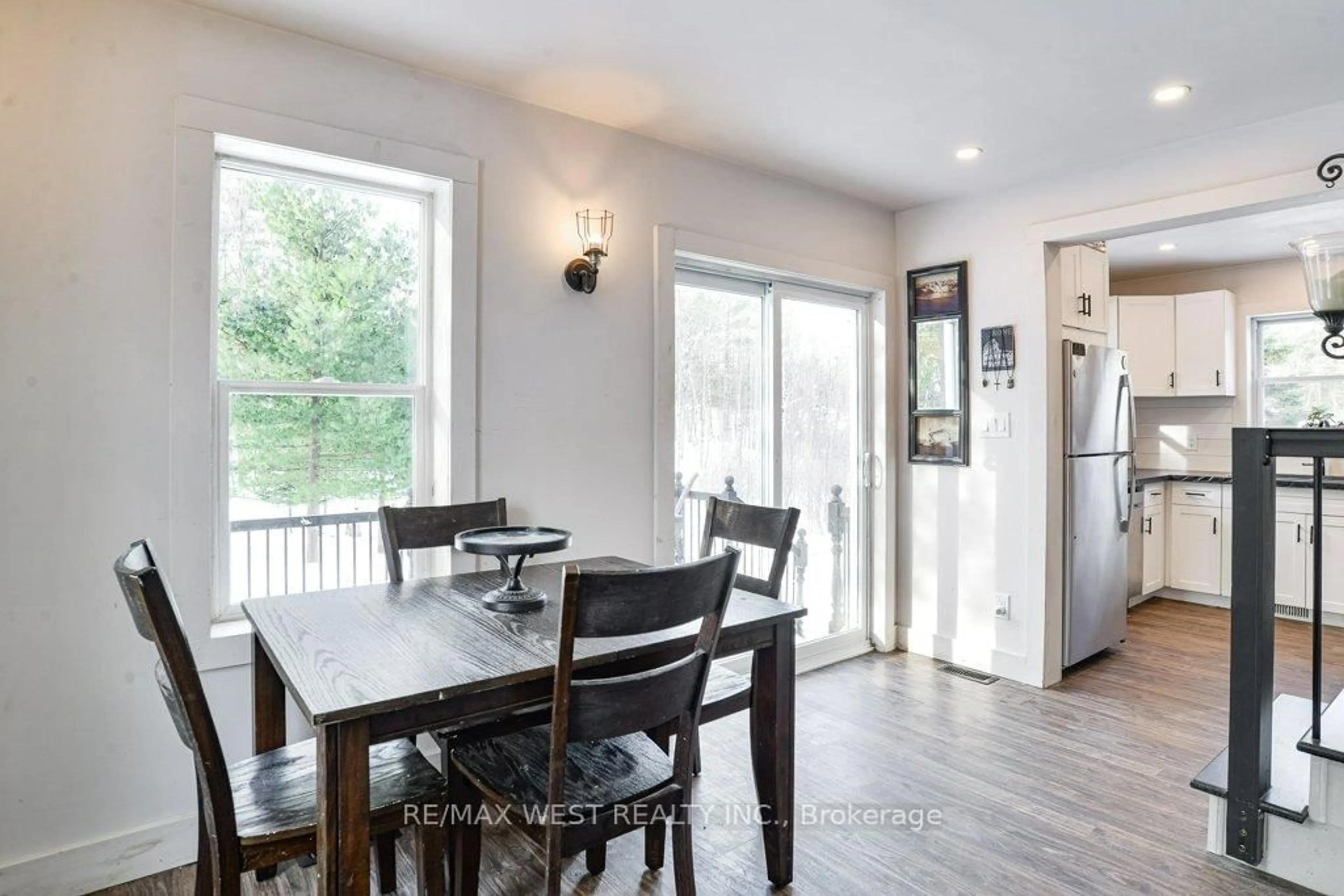Dining room, wood/laminate floor for 1295 Deep Bay Rd, Minden Hills Ontario K0M 2L1
