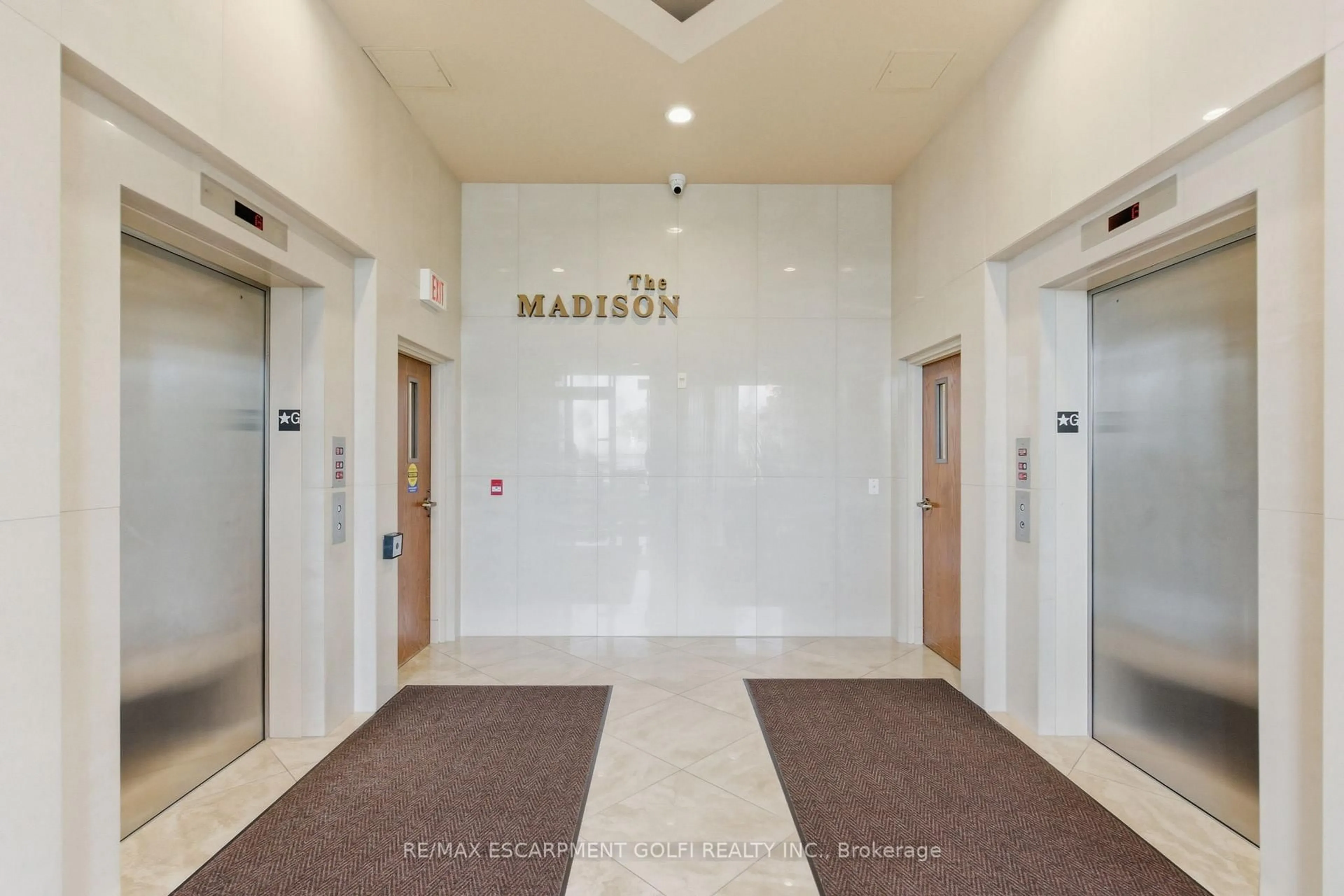 Indoor foyer for 174 MOUNTAIN PARK Ave #2W, Hamilton Ontario L8V 1A1