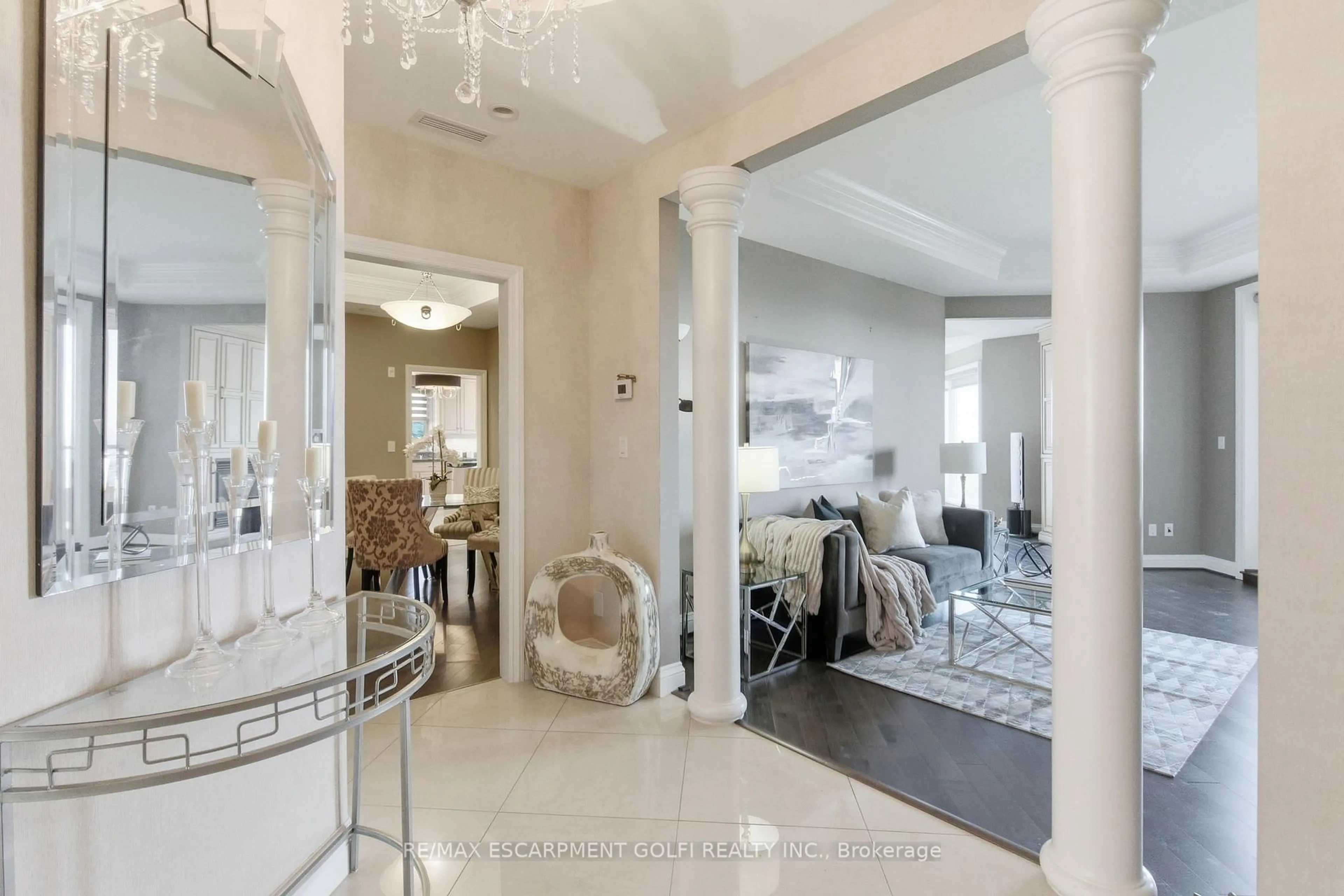 Indoor entryway for 174 MOUNTAIN PARK Ave #2W, Hamilton Ontario L8V 1A1