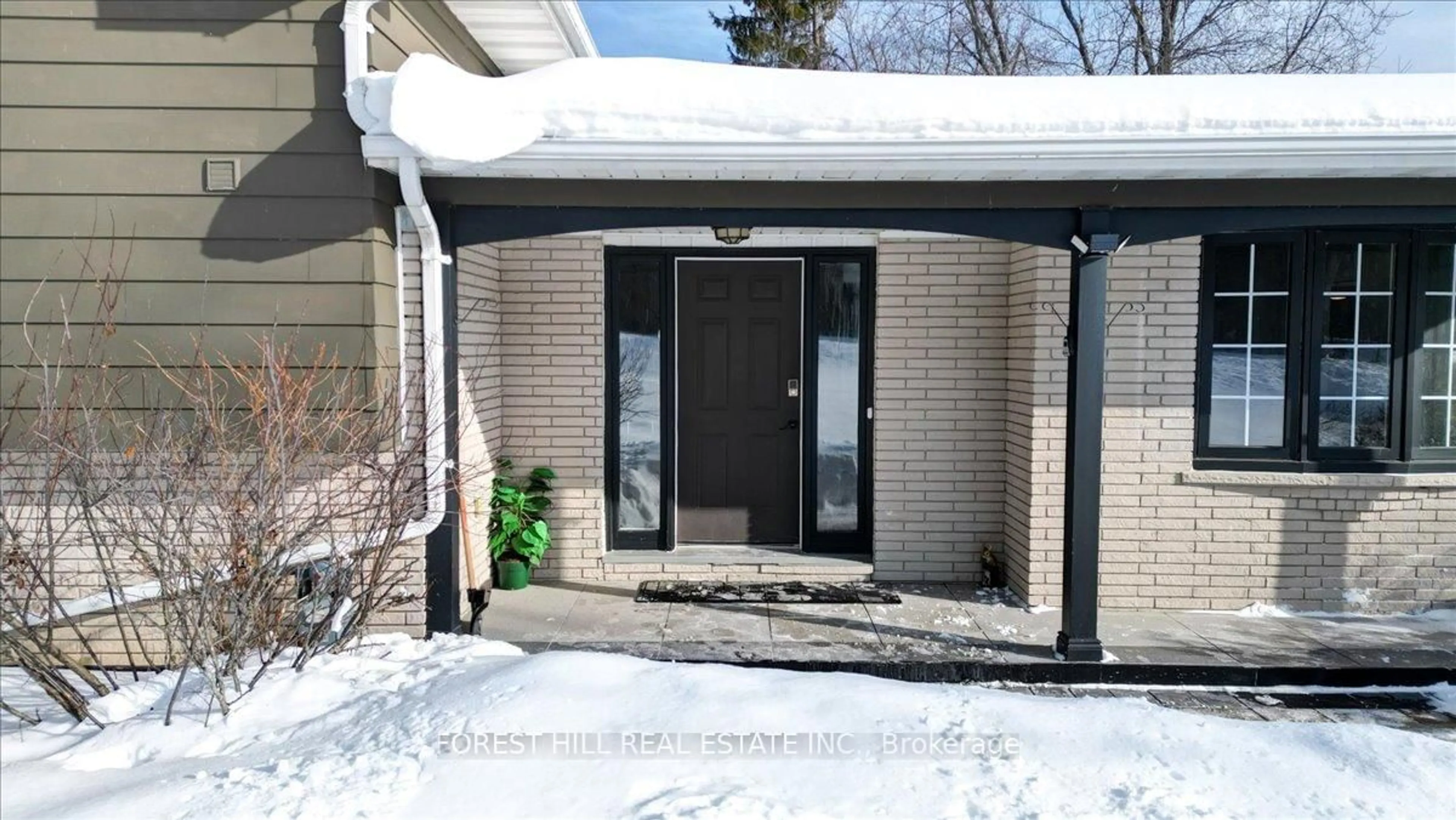 Indoor entryway for 1143 Connaught Dr, Selwyn Ontario K0L 1T0