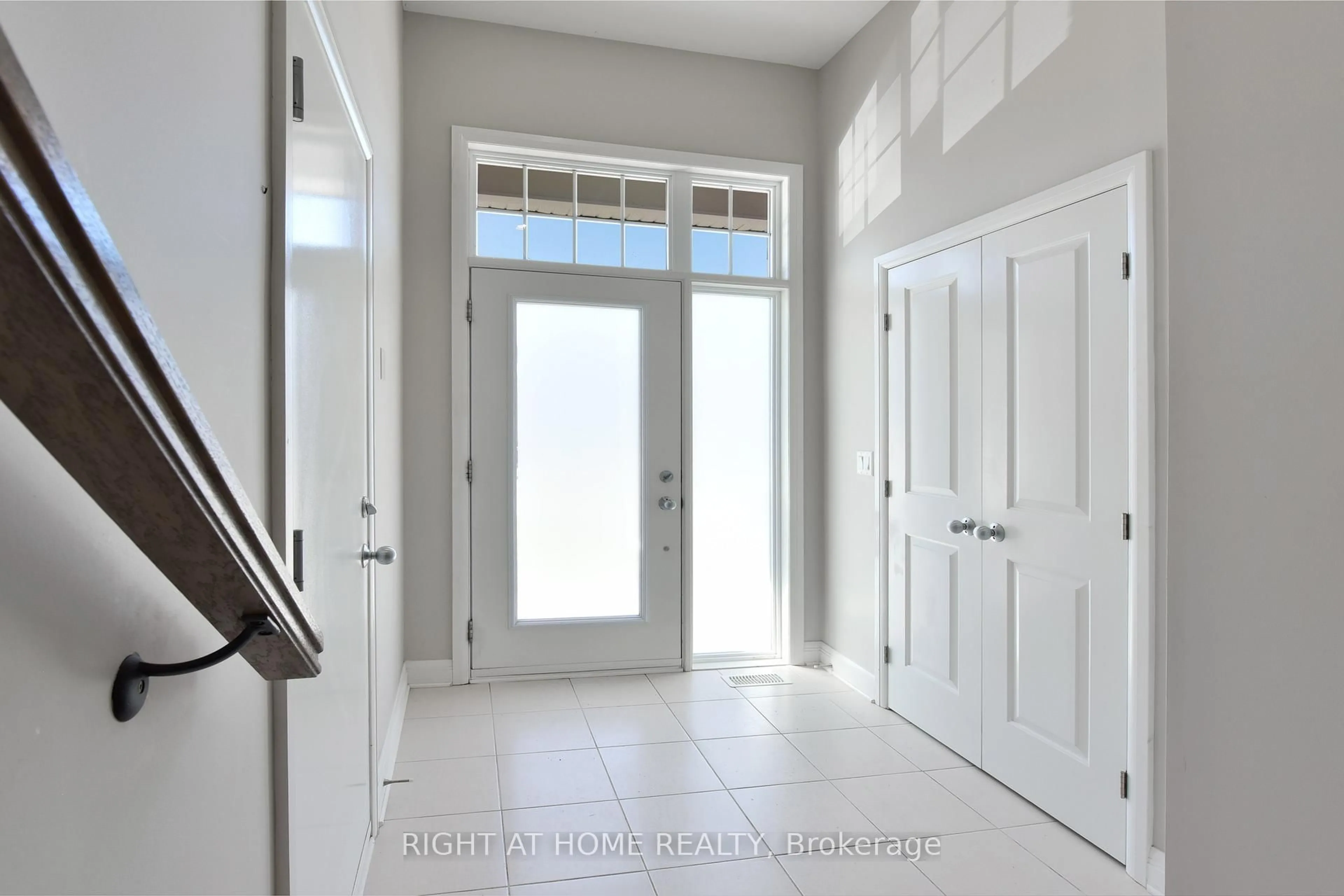 Indoor entryway for 117 Escarpment Cres, Ottawa Ontario K2T 0L8