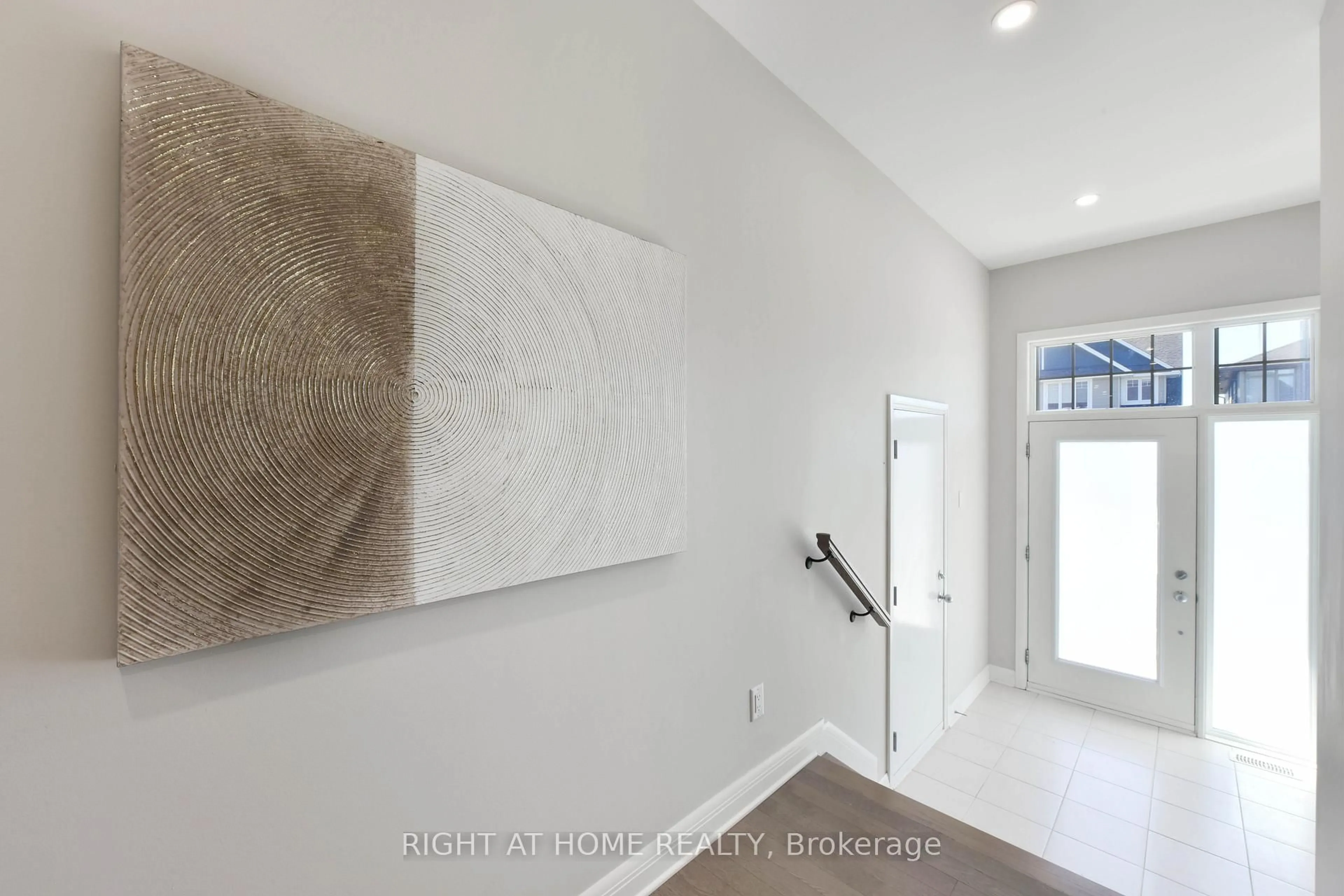 Indoor entryway for 117 Escarpment Cres, Ottawa Ontario K2T 0L8