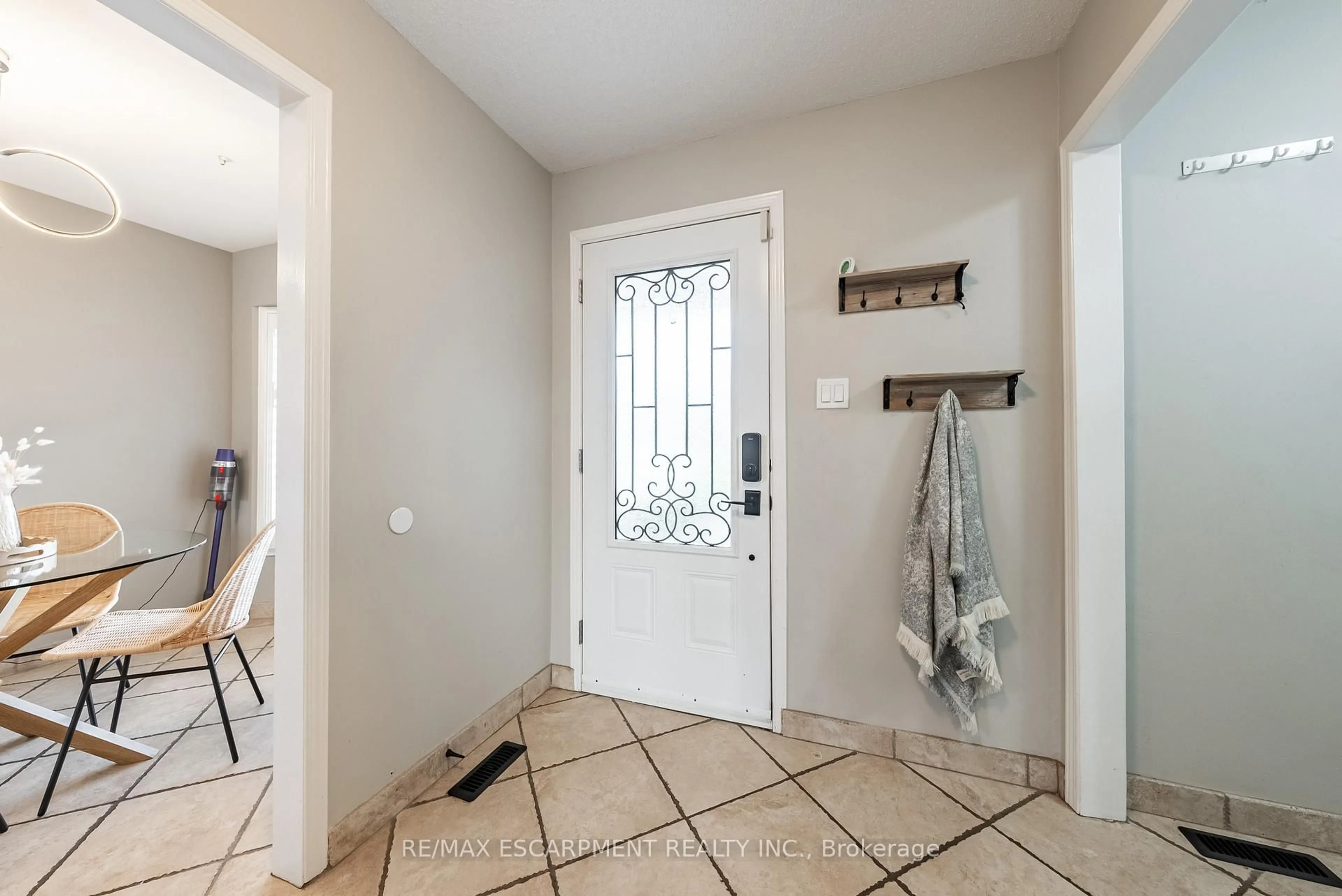 Indoor entryway for 680 Rexford Dr, Hamilton Ontario L8W 3G1