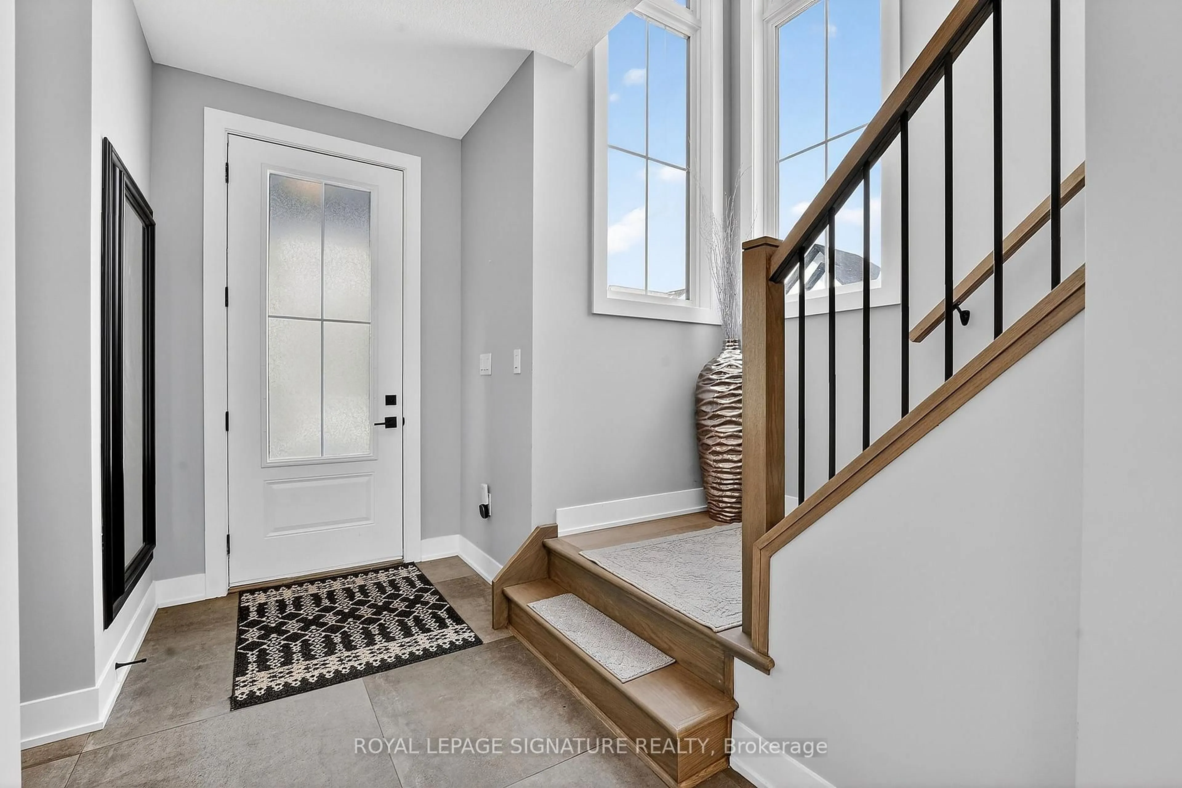 Indoor entryway for 297 Whiting St #11, Ingersoll Ontario N5C 3W5