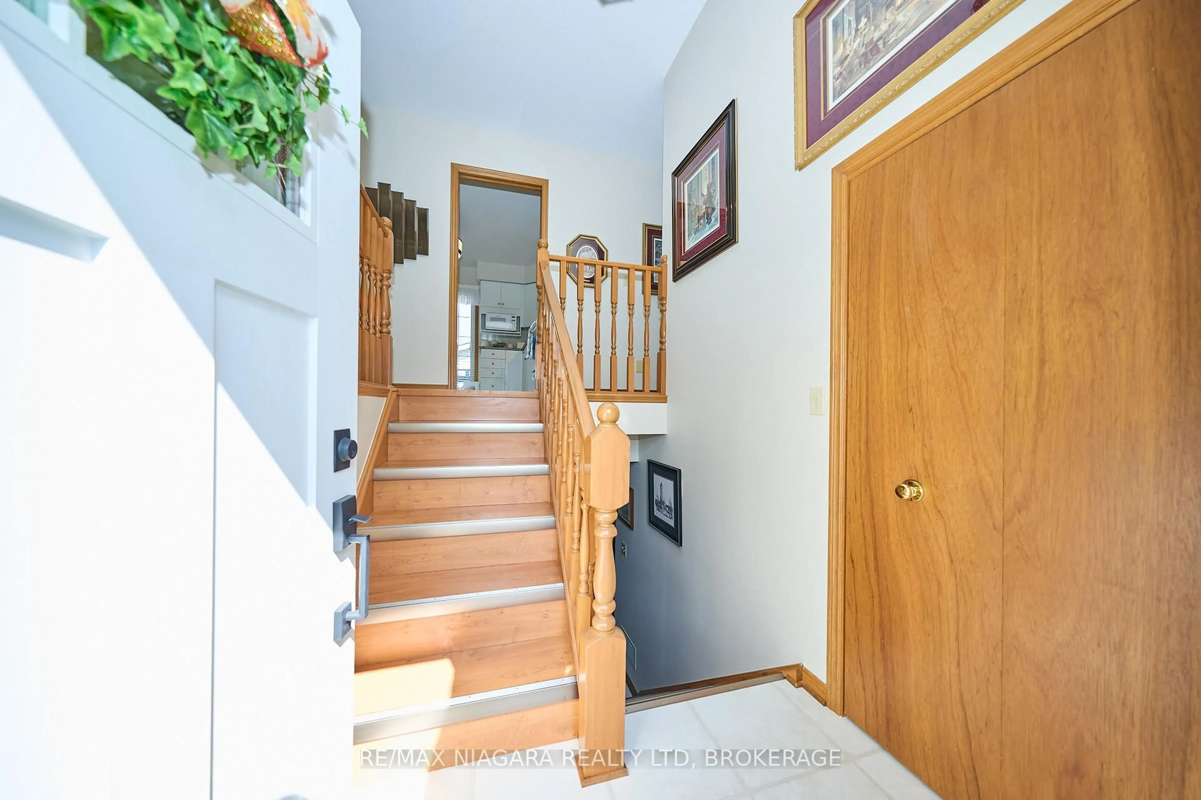 Indoor foyer for 524 Lakeview Rd, Fort Erie Ontario L2A 4W6