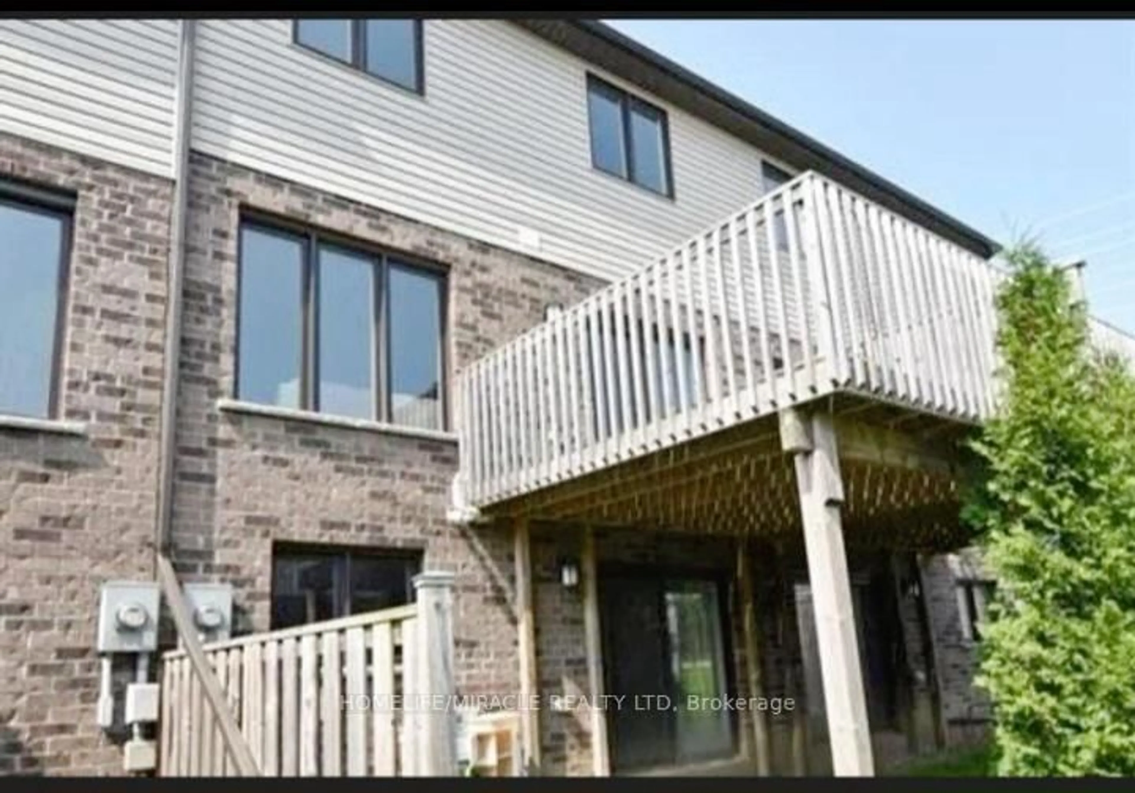 Home with vinyl exterior material, building for 1050 Oakcrossing Gate, London North Ontario N6H 0E9