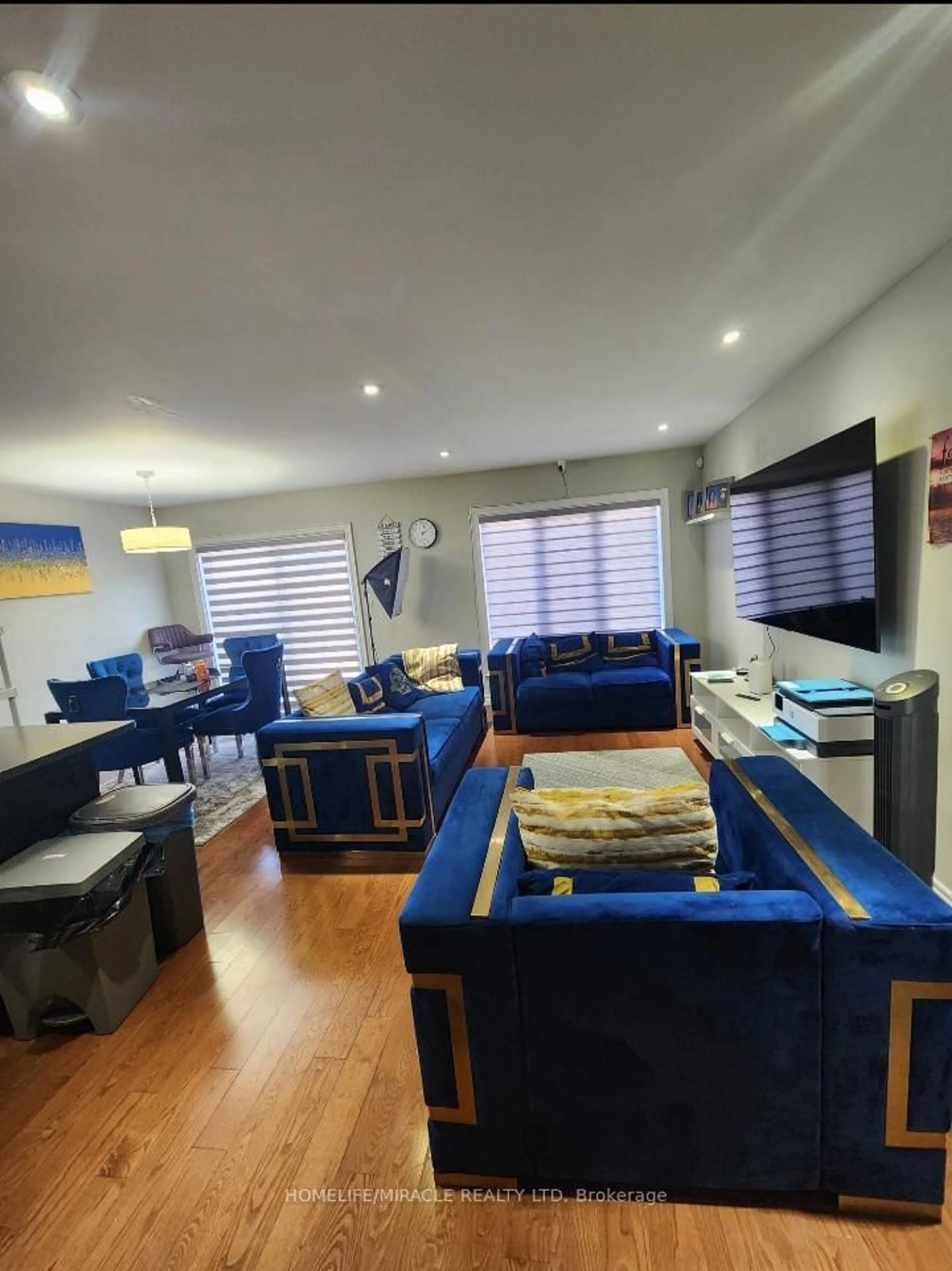 Living room with furniture, unknown for 1050 Oakcrossing Gate, London North Ontario N6H 0E9