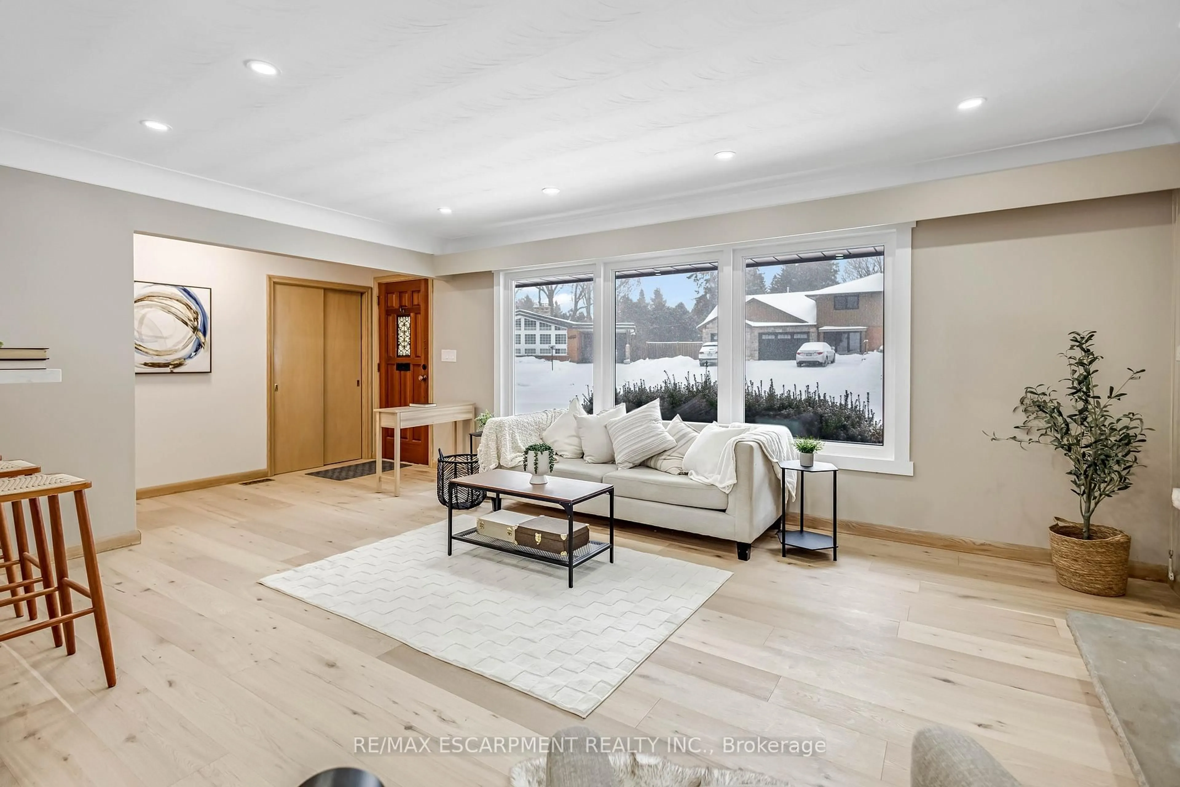 Living room with furniture, unknown for 626 Iroquois Ave, Hamilton Ontario L9G 3B4