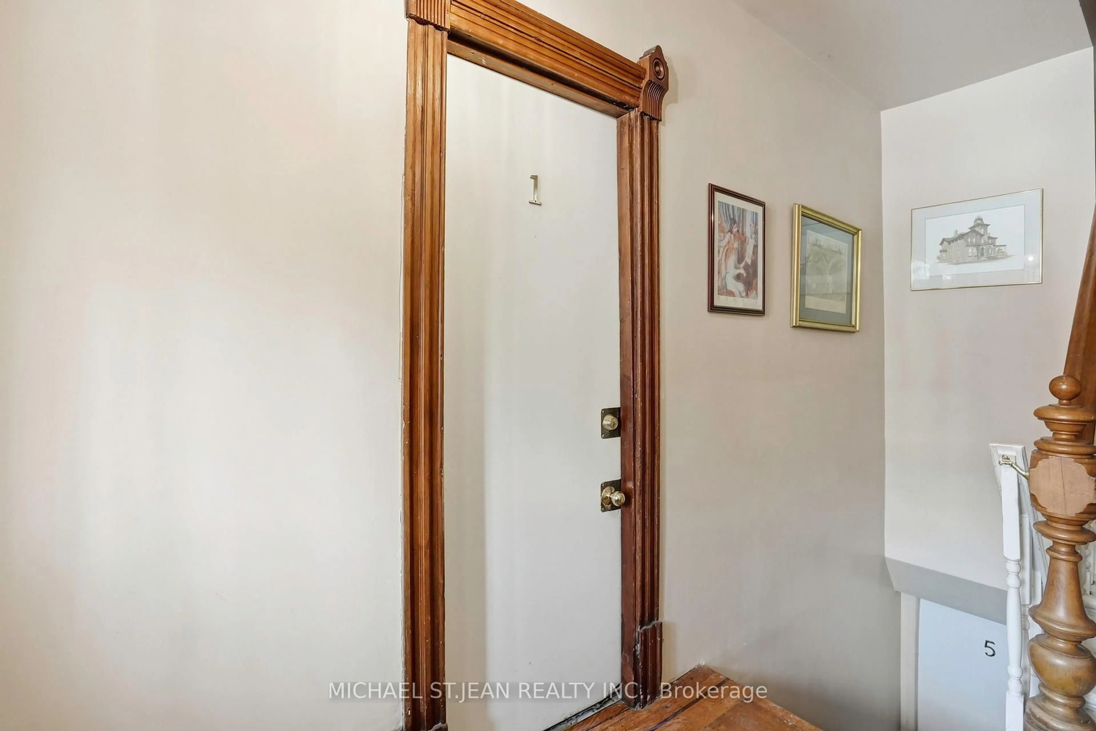 Indoor entryway for 27 Ontario Ave, Hamilton Ontario L8N 2X1