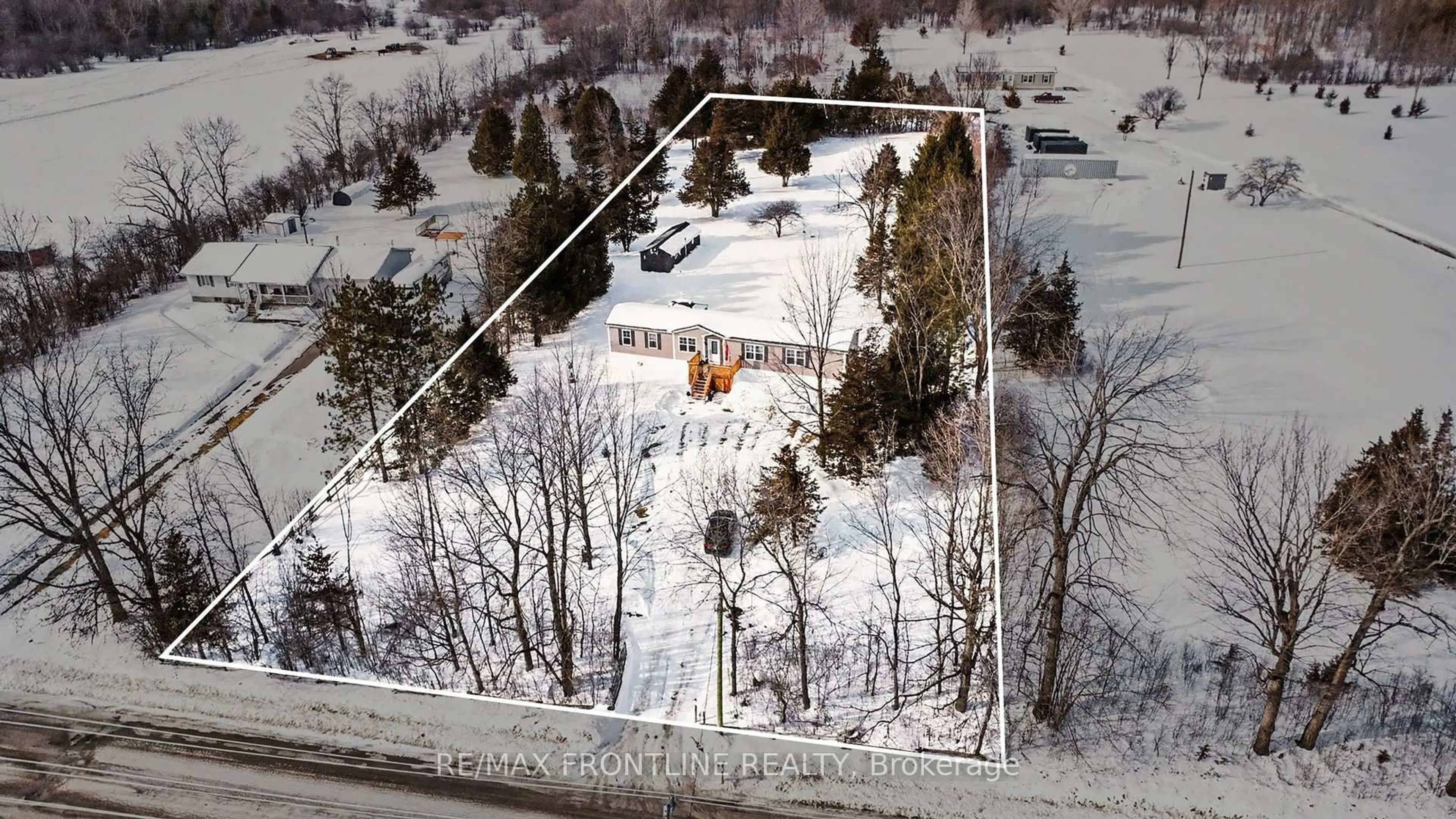 A pic from outside/outdoor area/front of a property/back of a property/a pic from drone, building for 632 Poonamalie Side Rd, Smiths Falls Ontario K7A 4S4