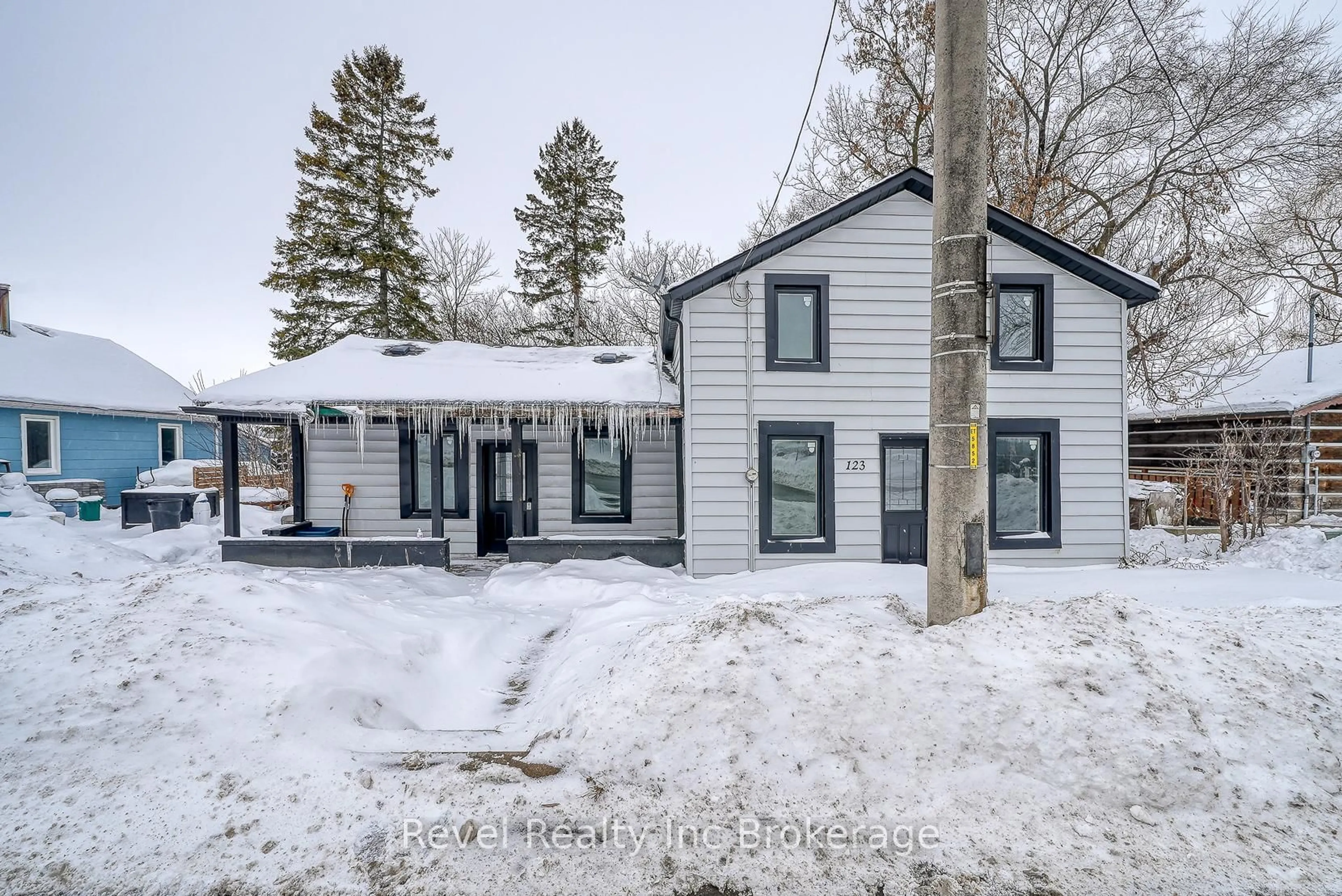 A pic from outside/outdoor area/front of a property/back of a property/a pic from drone, street for 123 Charles St, Ingersoll Ontario N5C 1J9