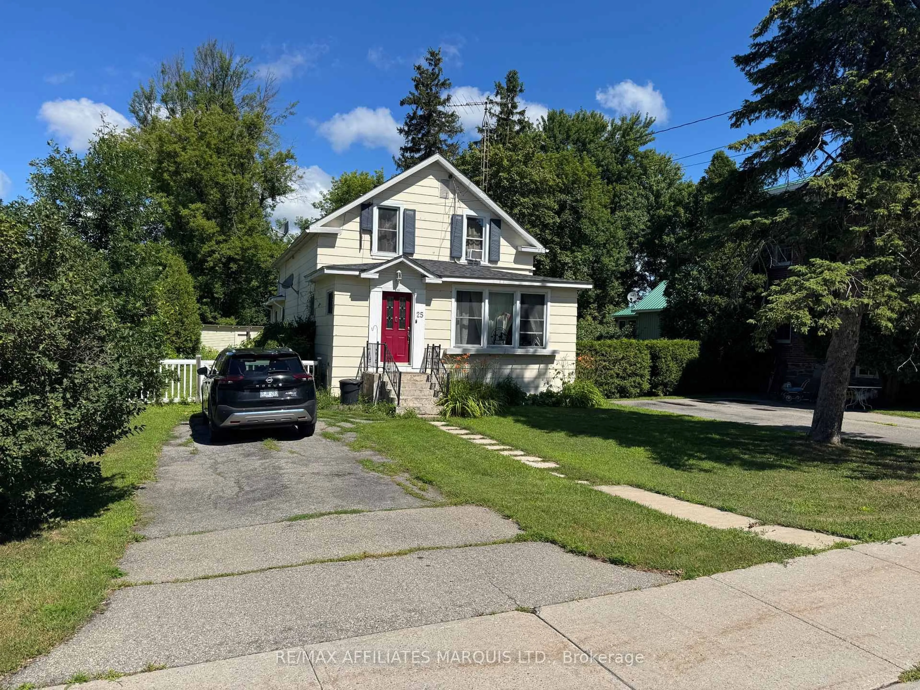 A pic from outside/outdoor area/front of a property/back of a property/a pic from drone, street for 25 Oak St, South Glengarry Ontario K0C 1N0