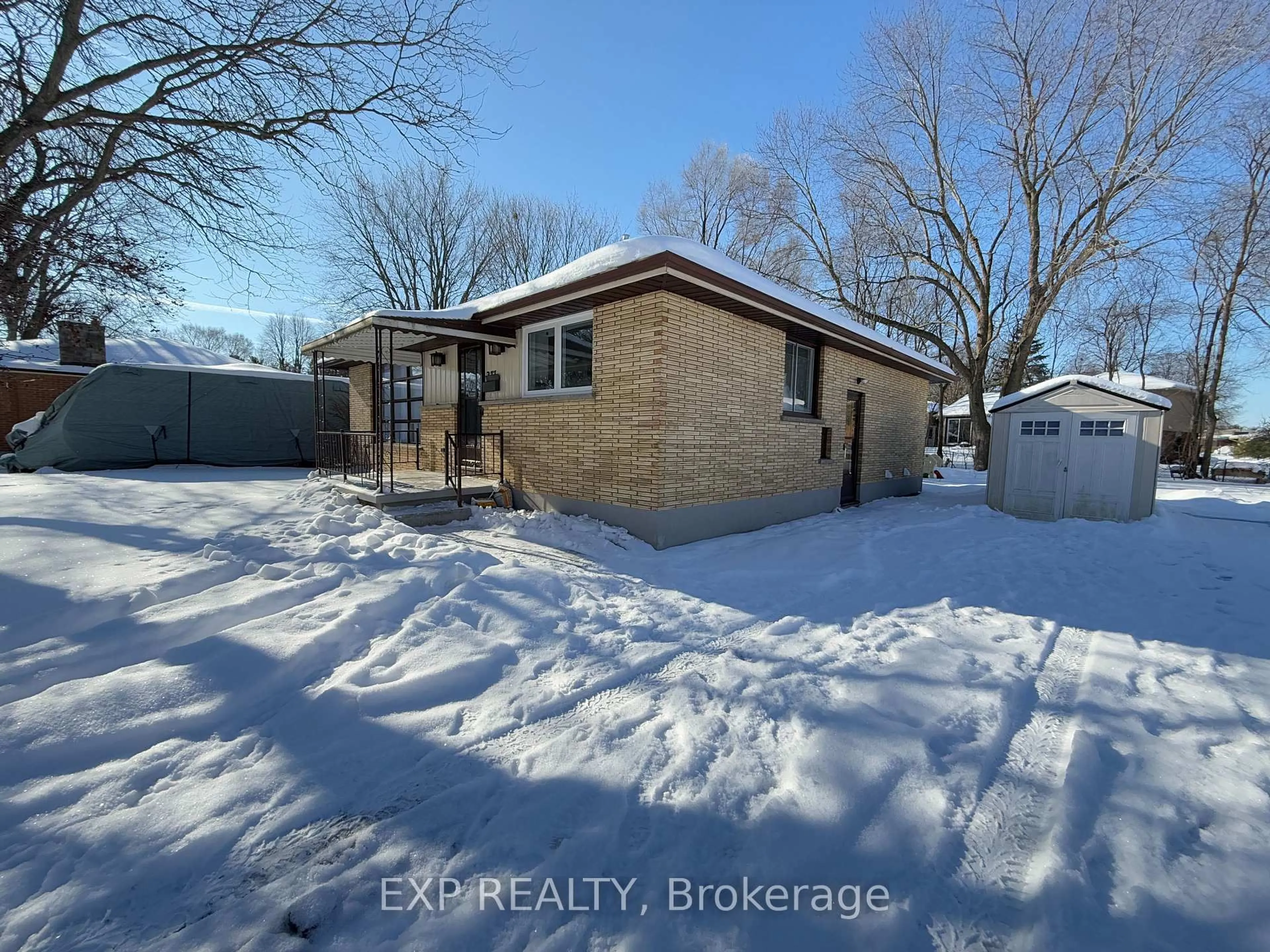 A pic from outside/outdoor area/front of a property/back of a property/a pic from drone, street for 377 VESTA Pl, London East Ontario N5Y 1G4