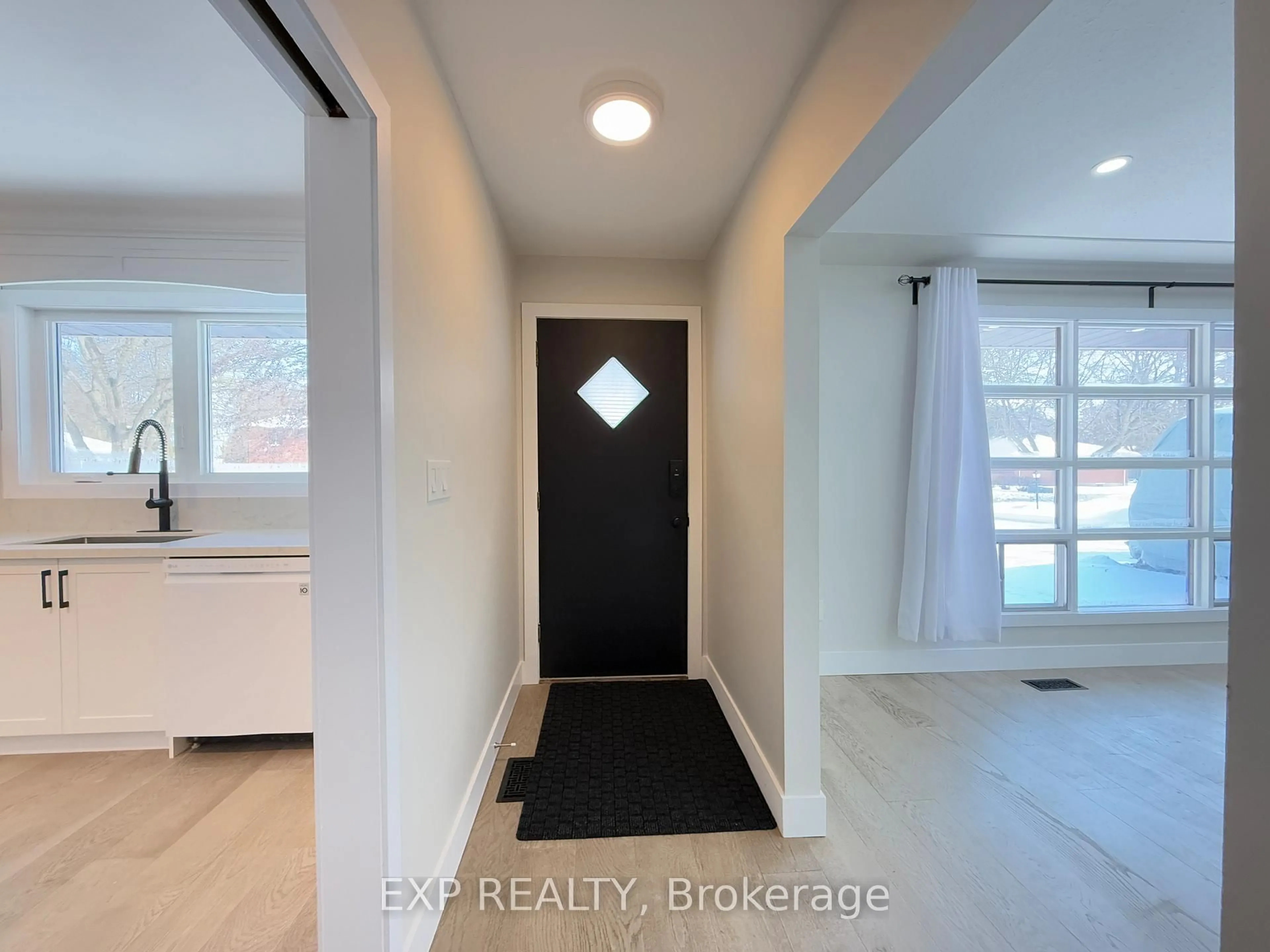 Indoor entryway for 377 VESTA Pl, London East Ontario N5Y 1G4