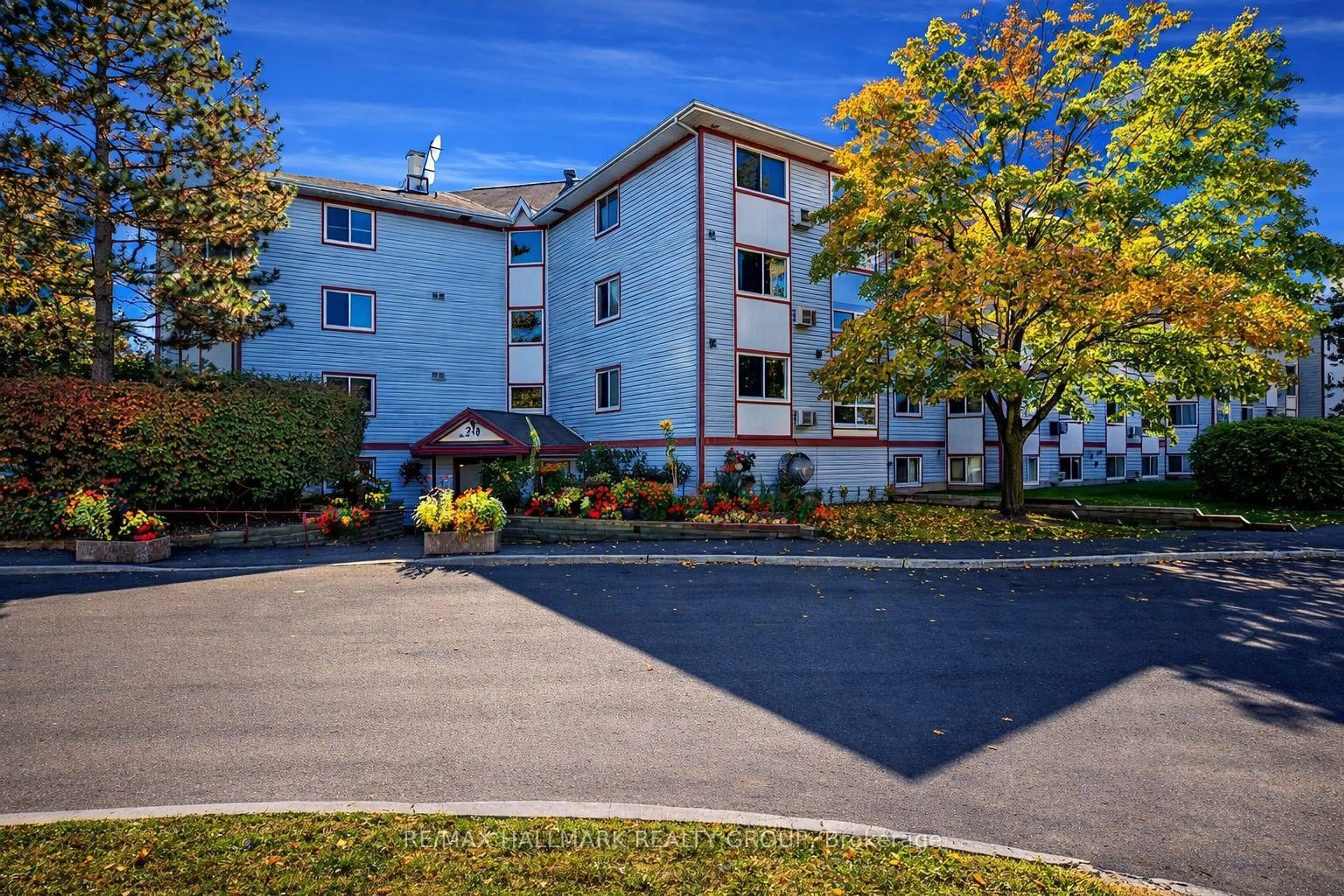 Patio, building for 318 LORRY GREENBERG Dr #302, Ottawa Ontario K1T 2R5