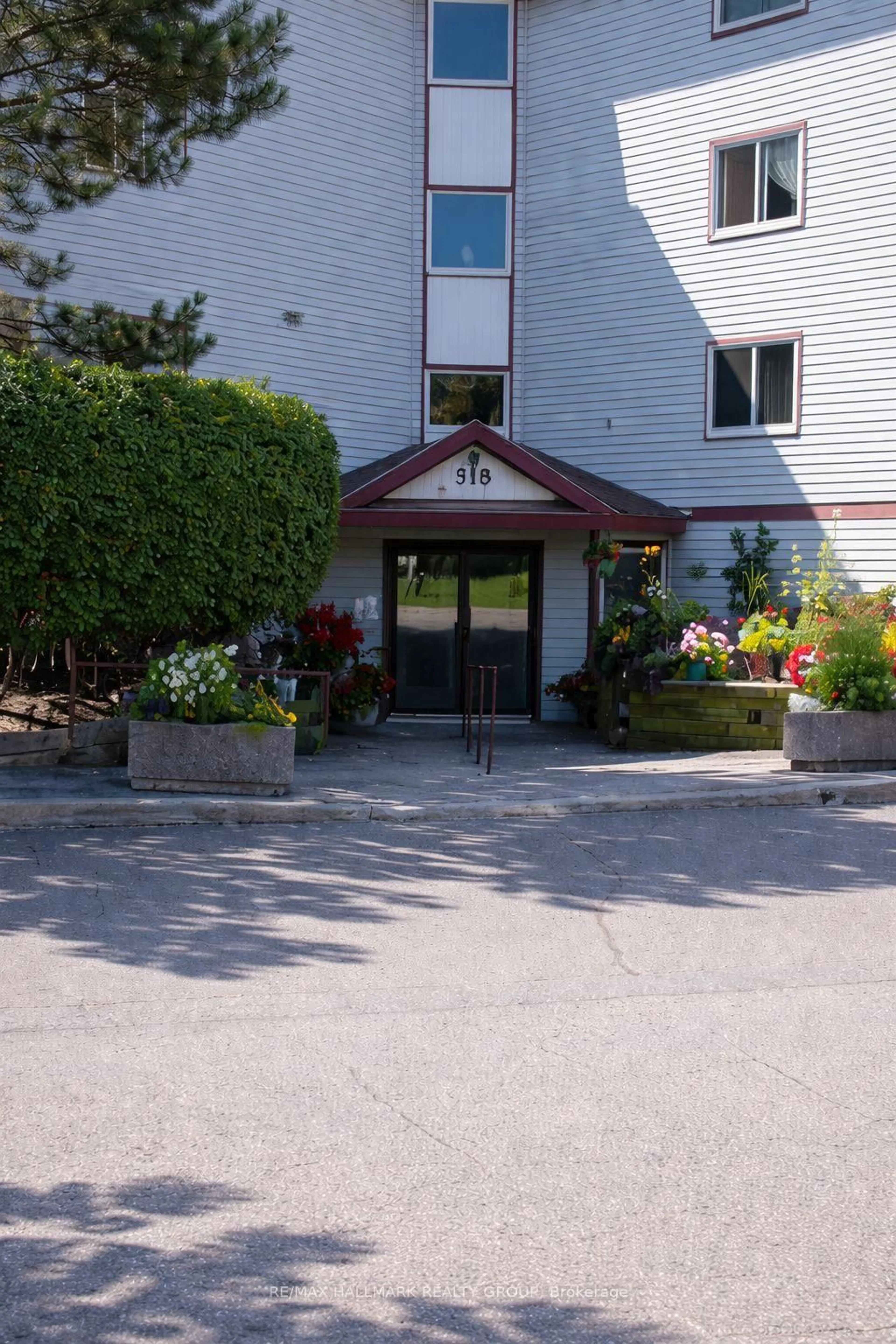 Unknown for 318 LORRY GREENBERG Dr #302, Ottawa Ontario K1T 2R5