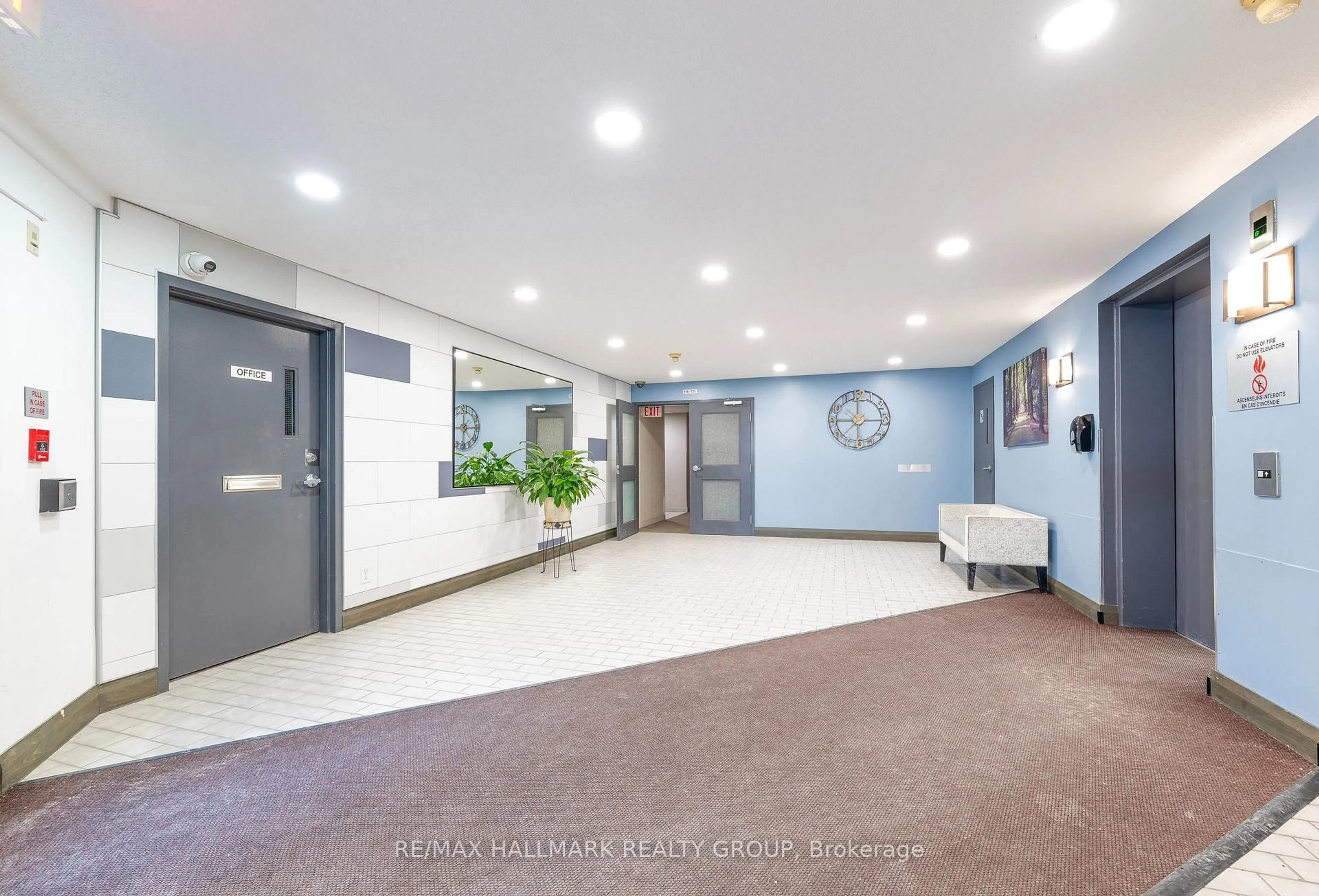 Indoor foyer for 318 LORRY GREENBERG Dr #302, Ottawa Ontario K1T 2R5