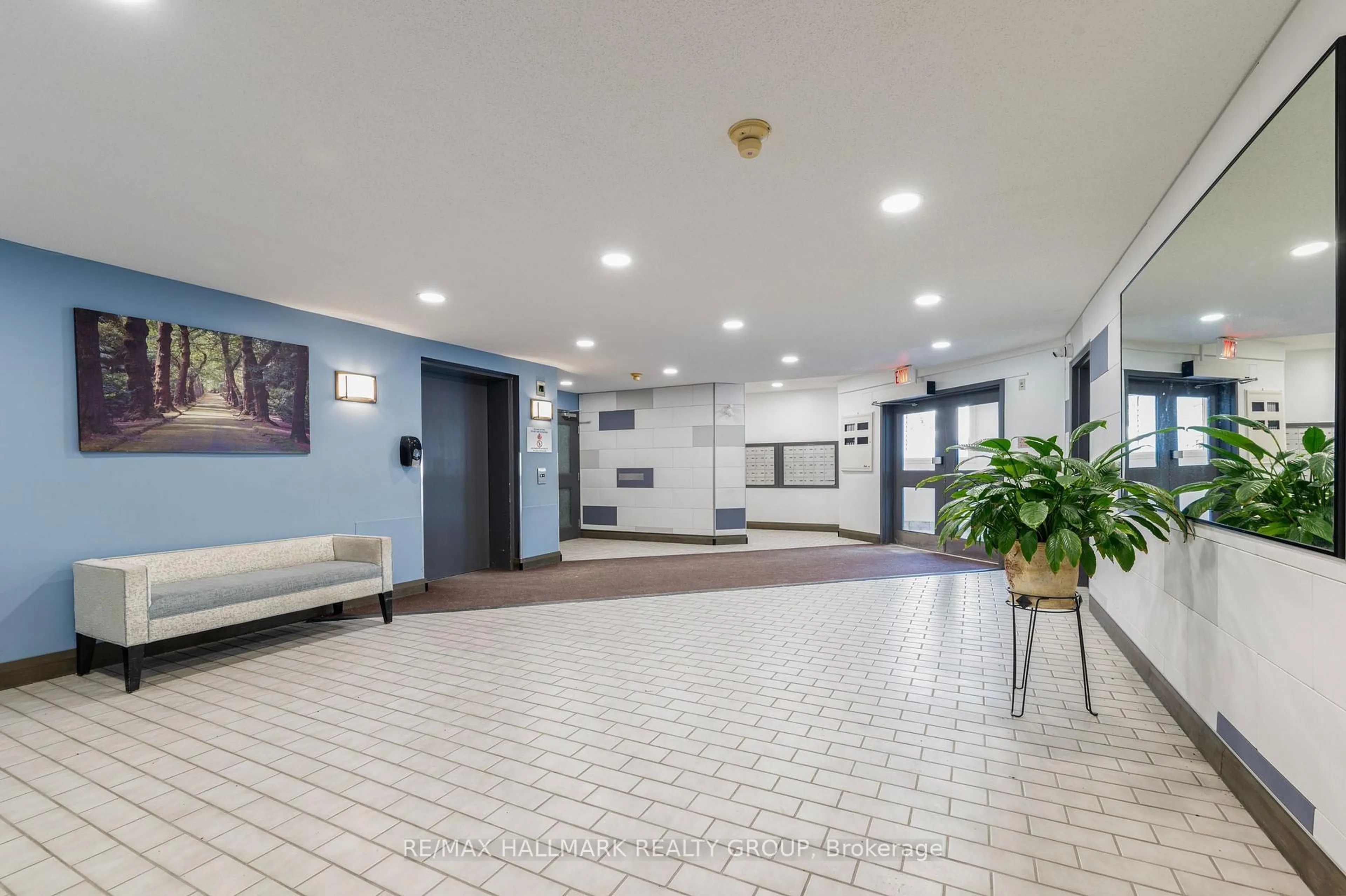 Indoor foyer for 318 LORRY GREENBERG Dr #302, Ottawa Ontario K1T 2R5