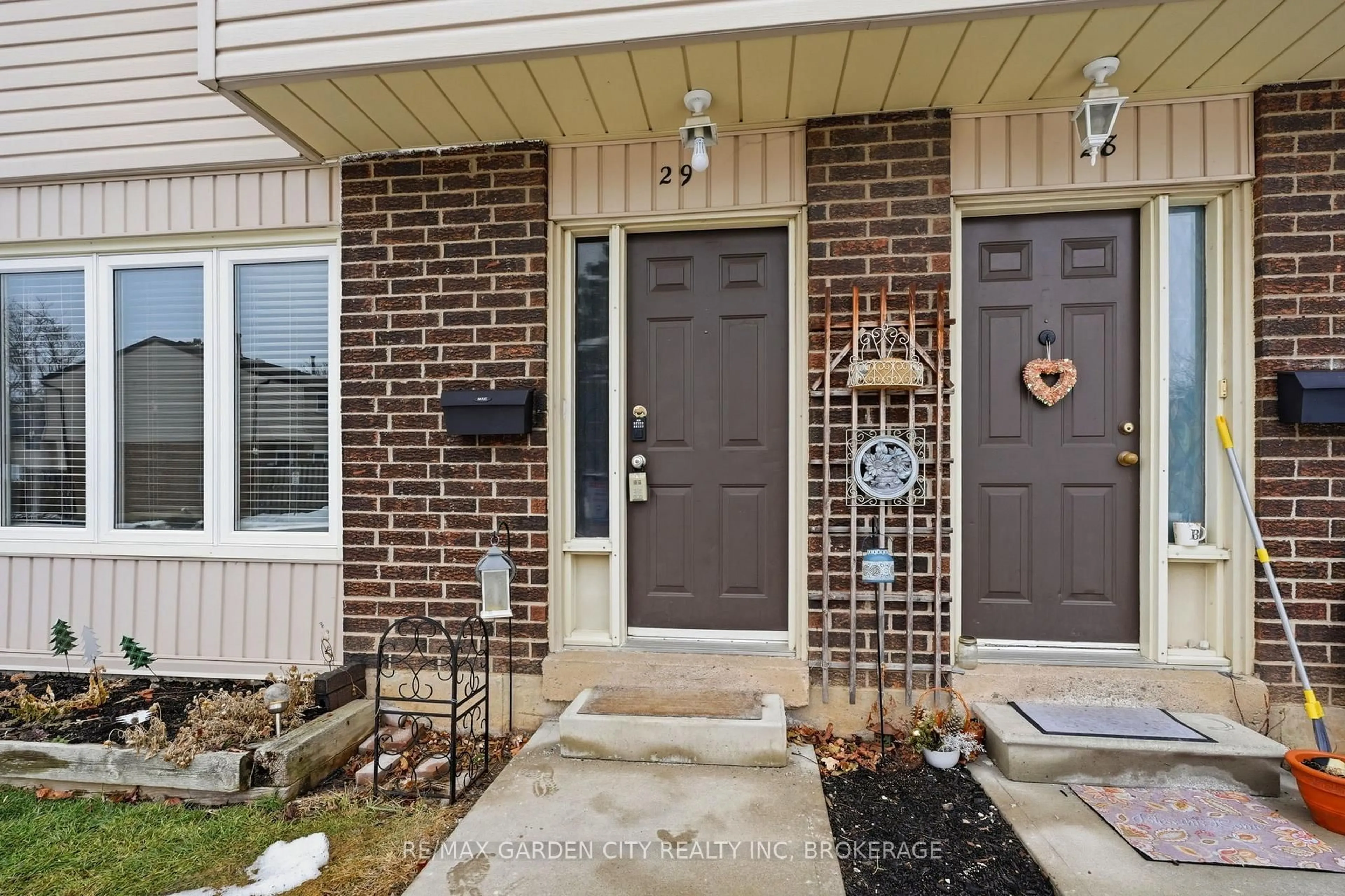 Indoor entryway for 2 Weiden St #29, St. Catharines Ontario L2M 6W5