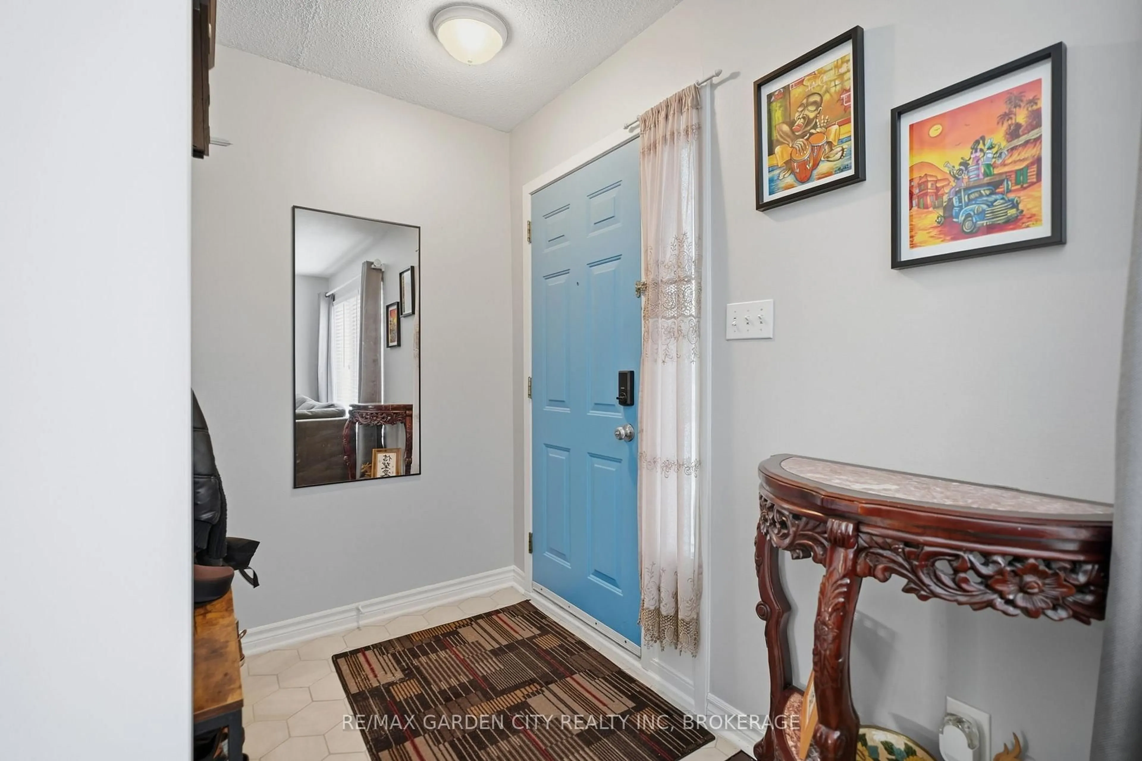 Indoor entryway for 2 Weiden St #29, St. Catharines Ontario L2M 6W5