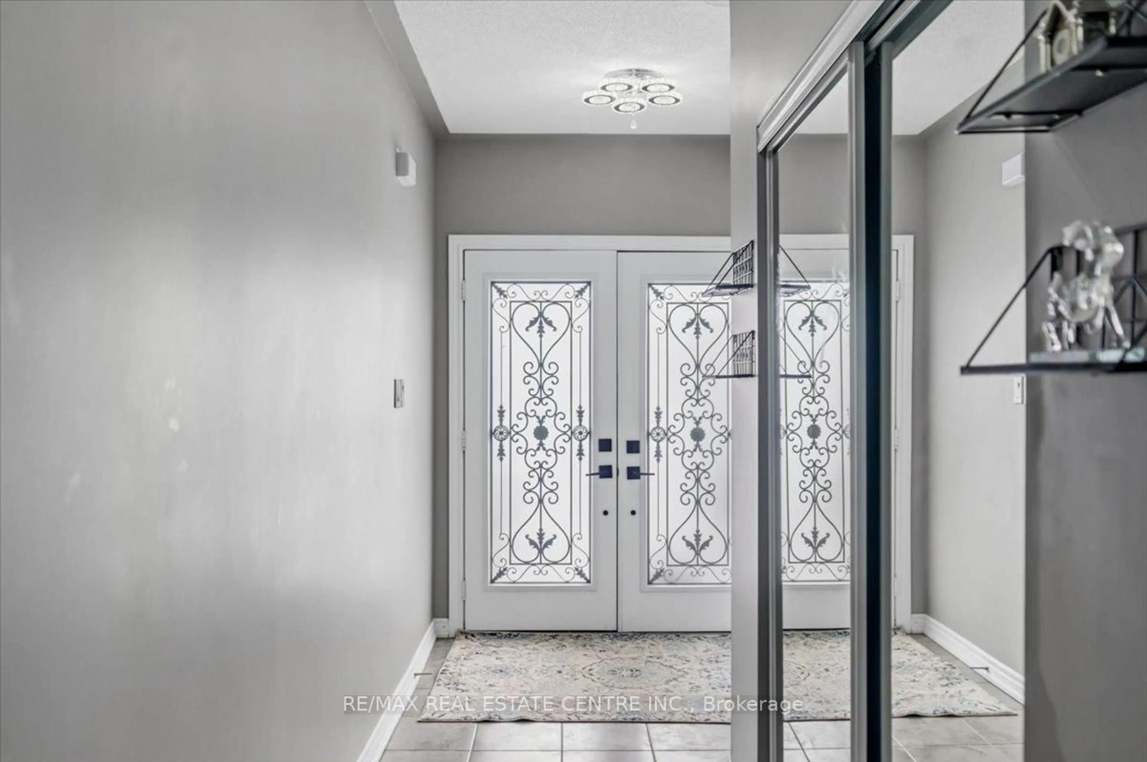 Indoor entryway for 362 Van Dusen Ave, Southgate Ontario N0C 1B0