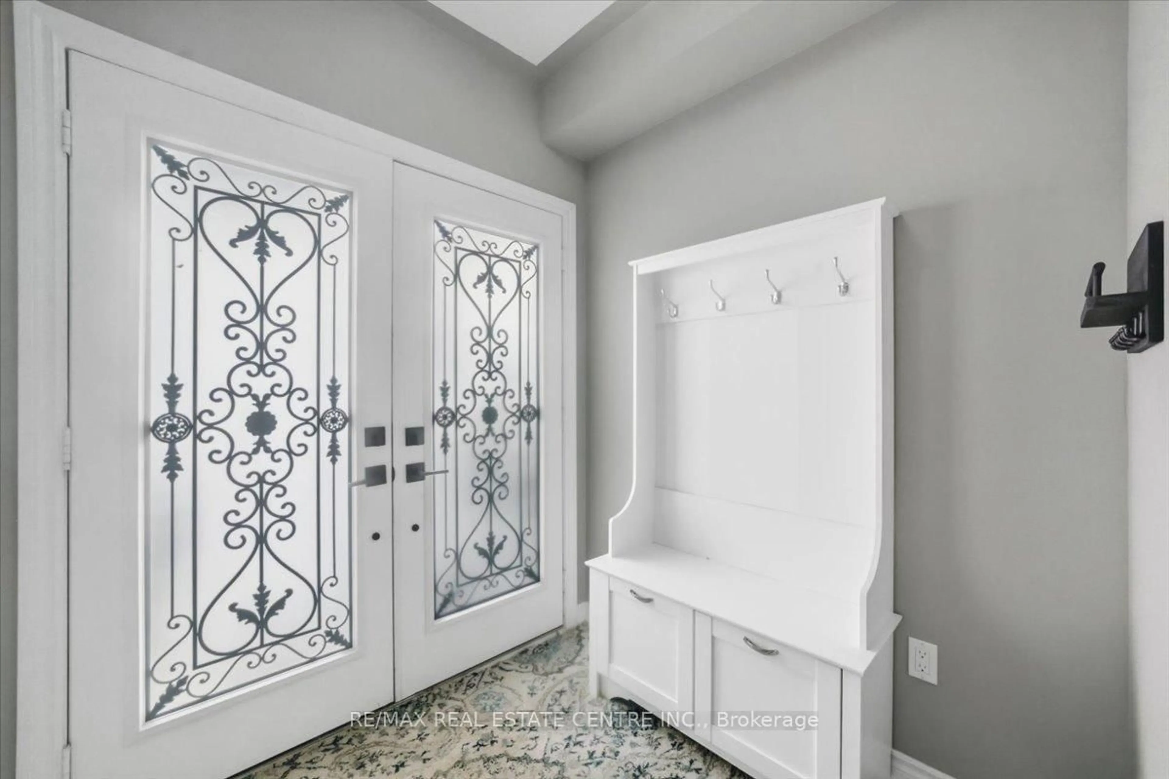 Indoor entryway for 362 Van Dusen Ave, Southgate Ontario N0C 1B0