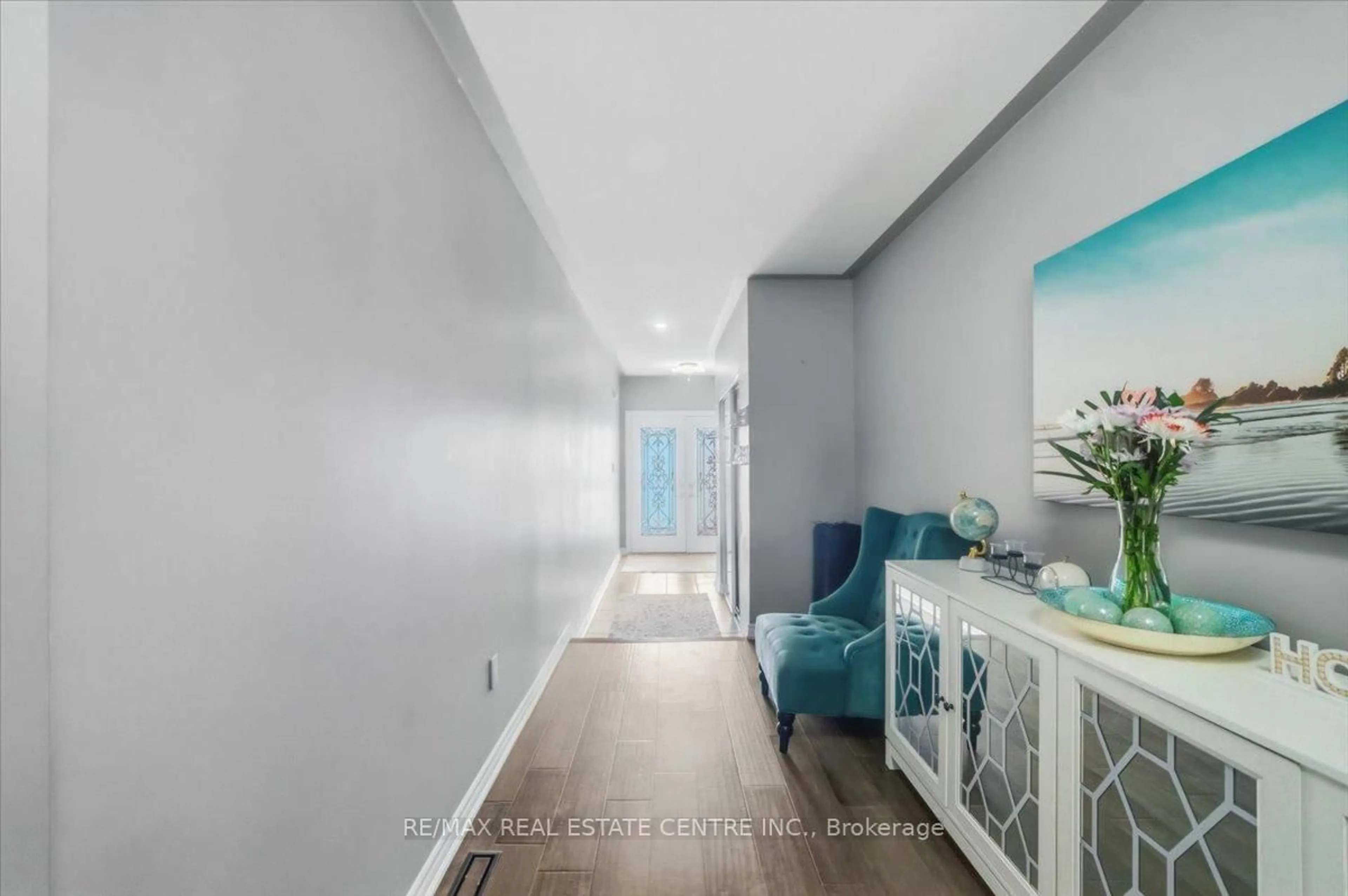 Indoor entryway for 362 Van Dusen Ave, Southgate Ontario N0C 1B0