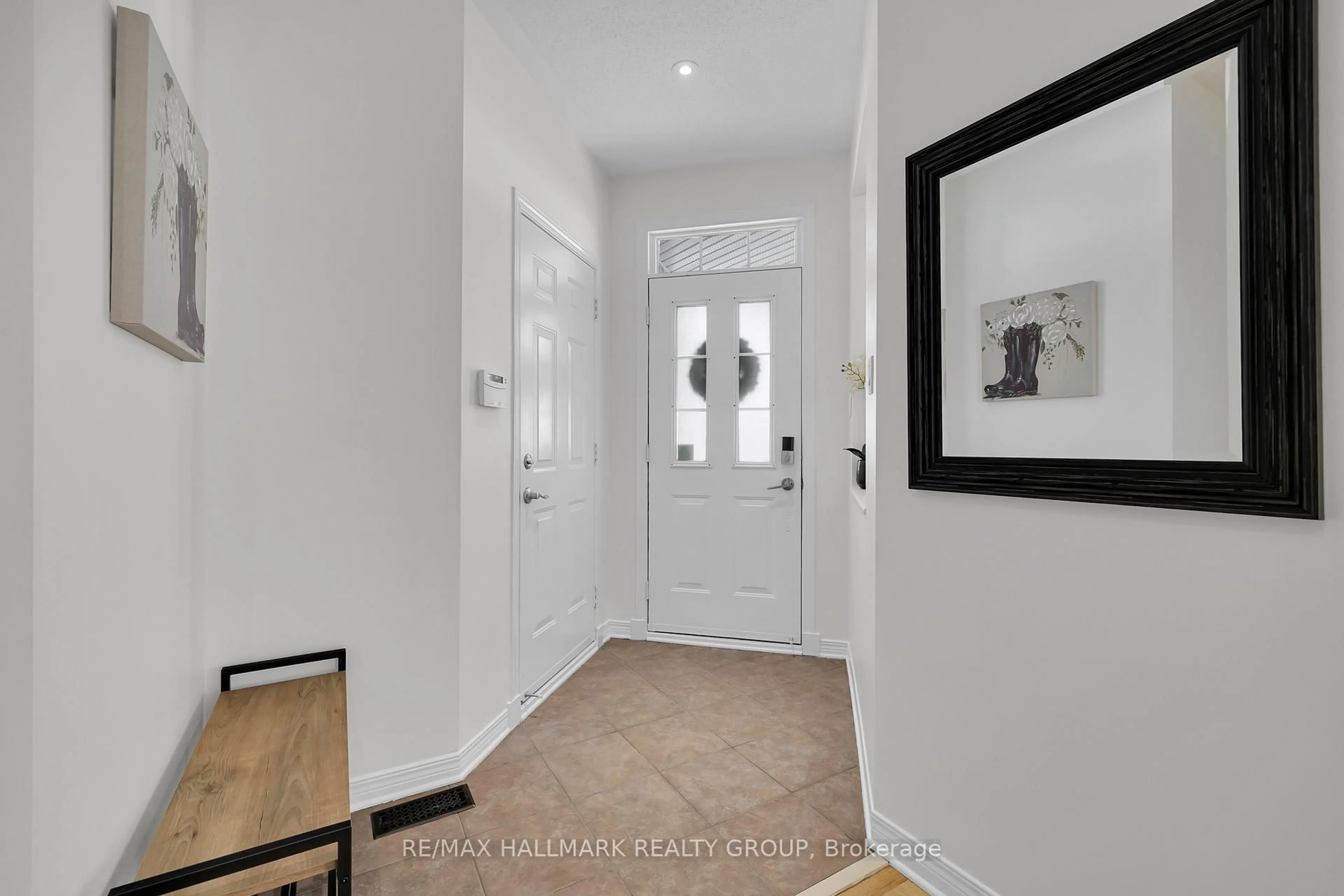 Indoor entryway for 7 Rodeo Dr, Ottawa Ontario K2J 4Z3