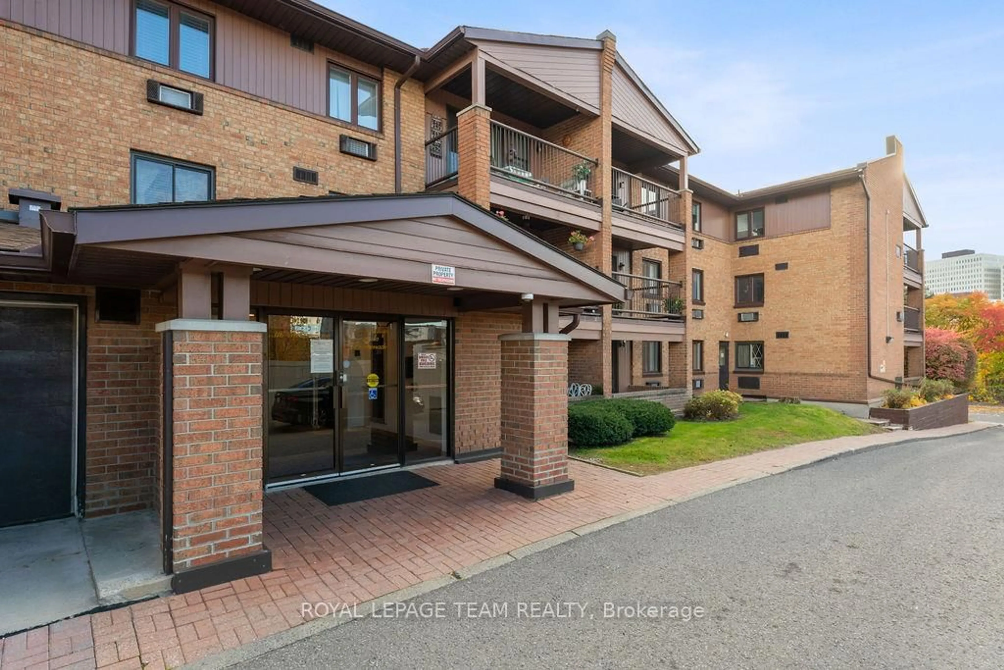 Indoor foyer for 316 Savard Ave #212, Ottawa Ontario K1L 7S2