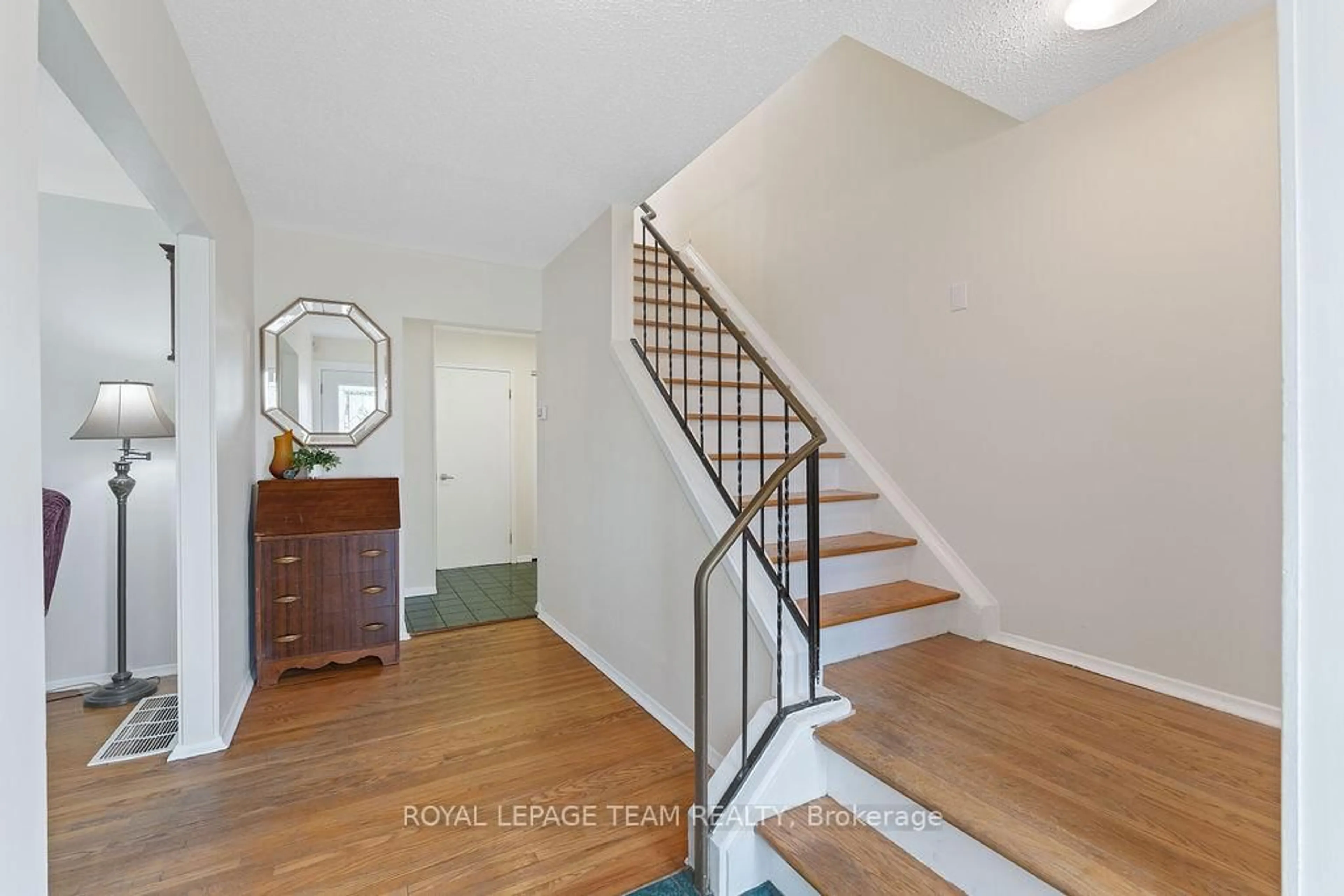 Indoor entryway for 123 Abbeyhill Dr, Kanata Ontario K2L 1H4