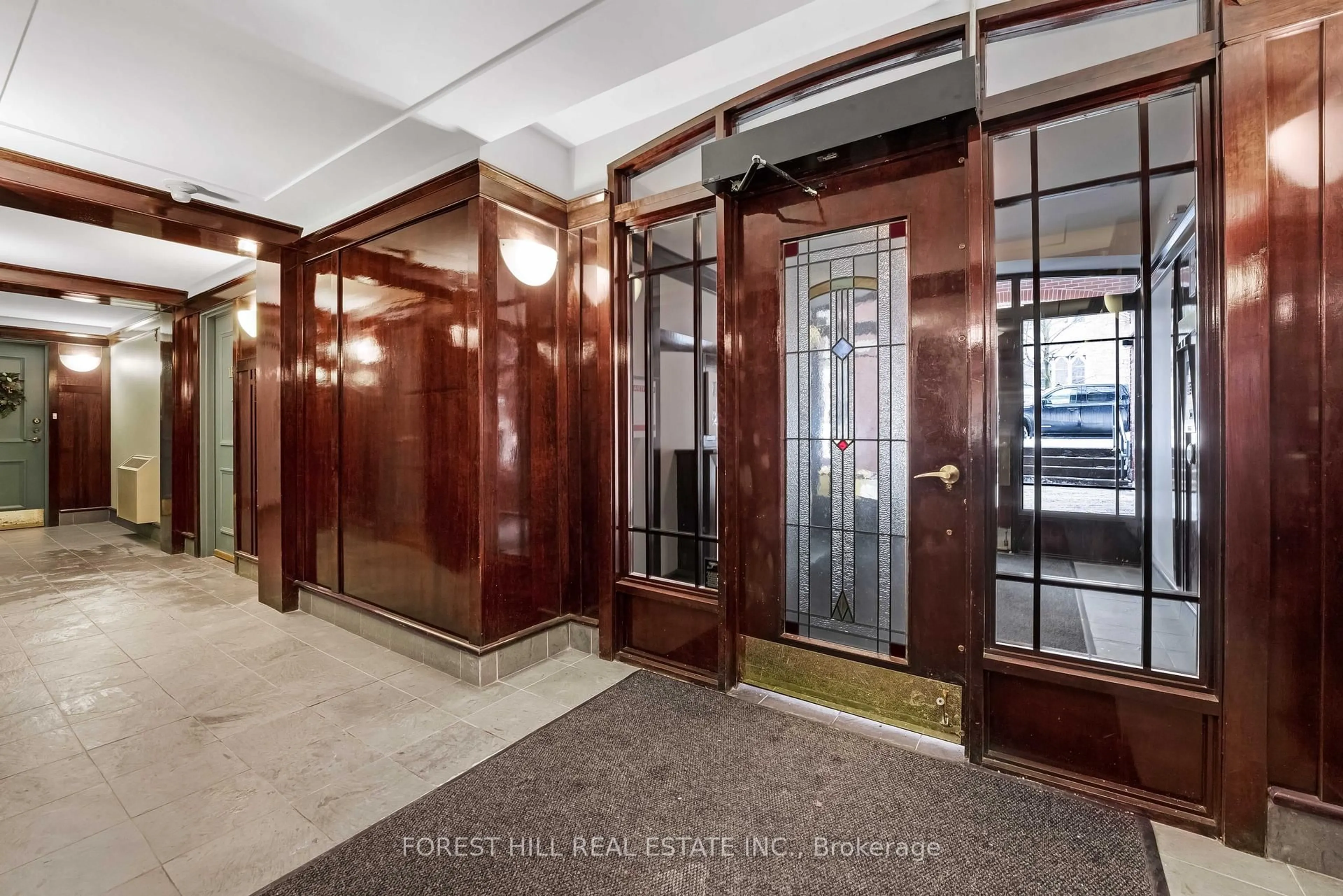 Indoor foyer for 268 First Ave #1B, Ottawa Ontario K1S 2G8