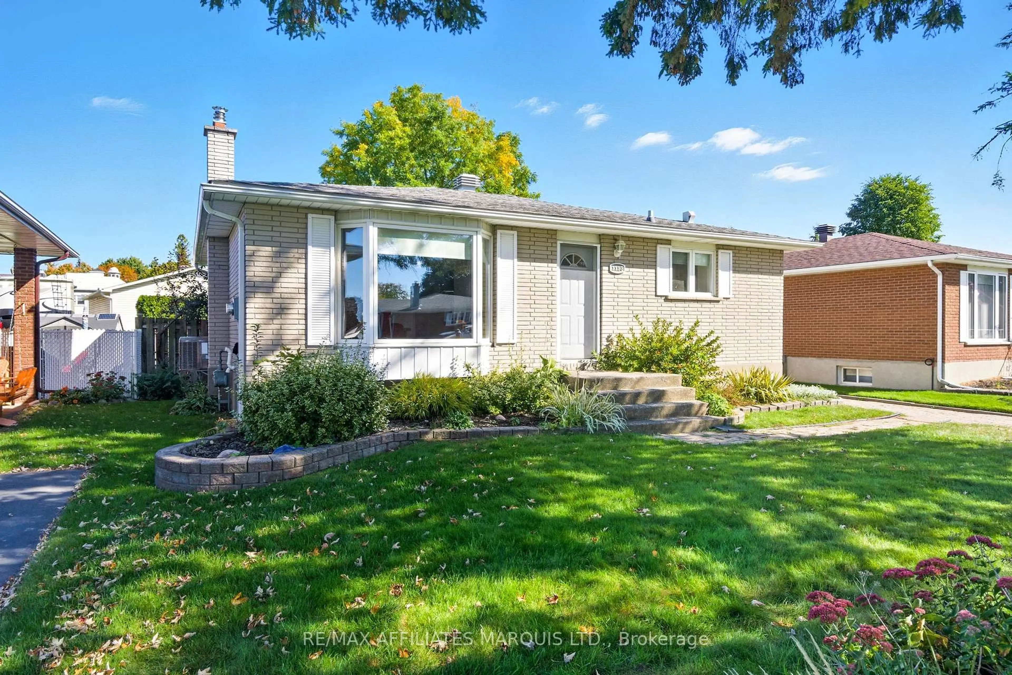 Home with vinyl exterior material, street for 1113 Brock St, Cornwall Ontario K6H 6G3