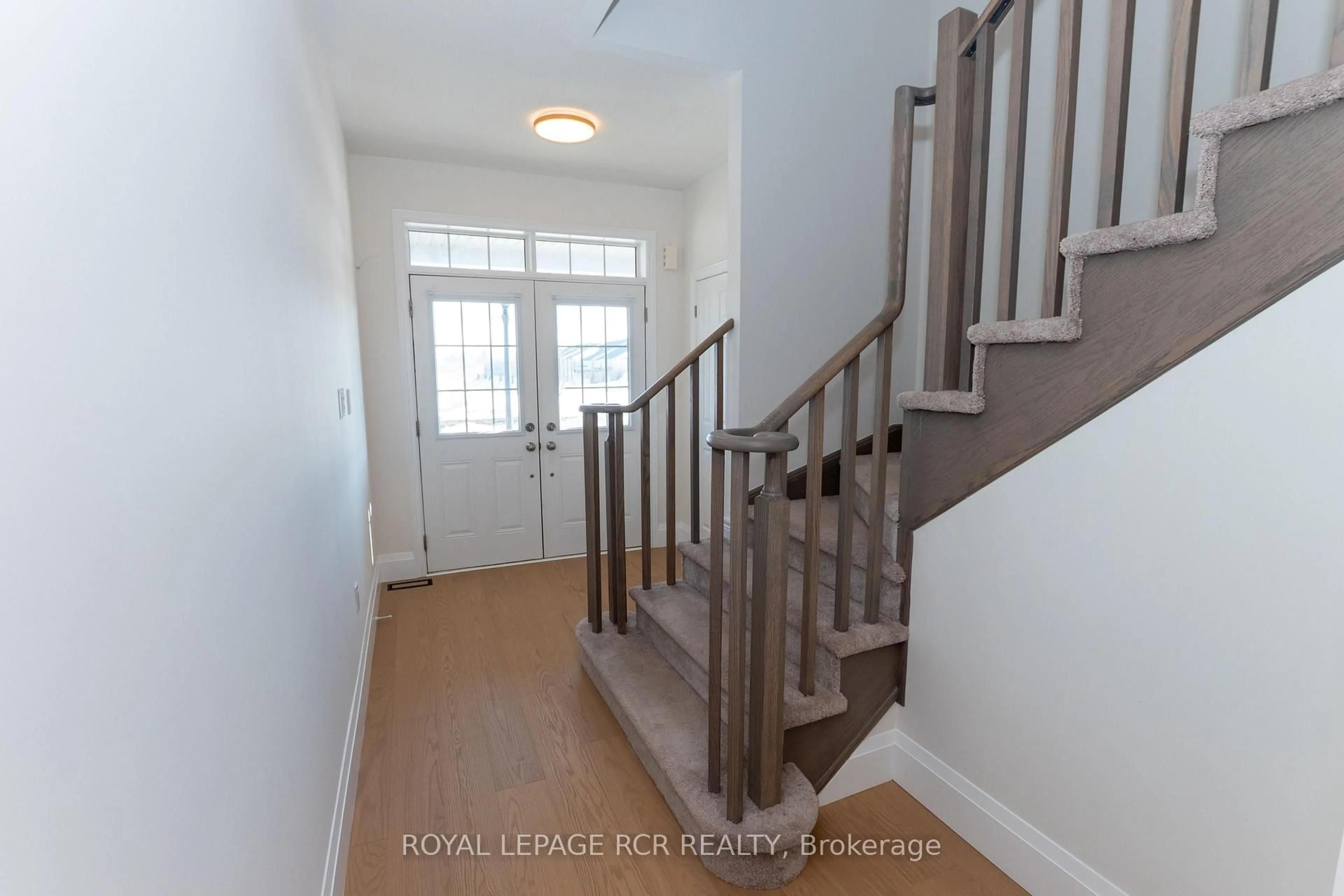 Indoor entryway for 206 Barnett Dr, Shelburne Ontario L9V 3X1