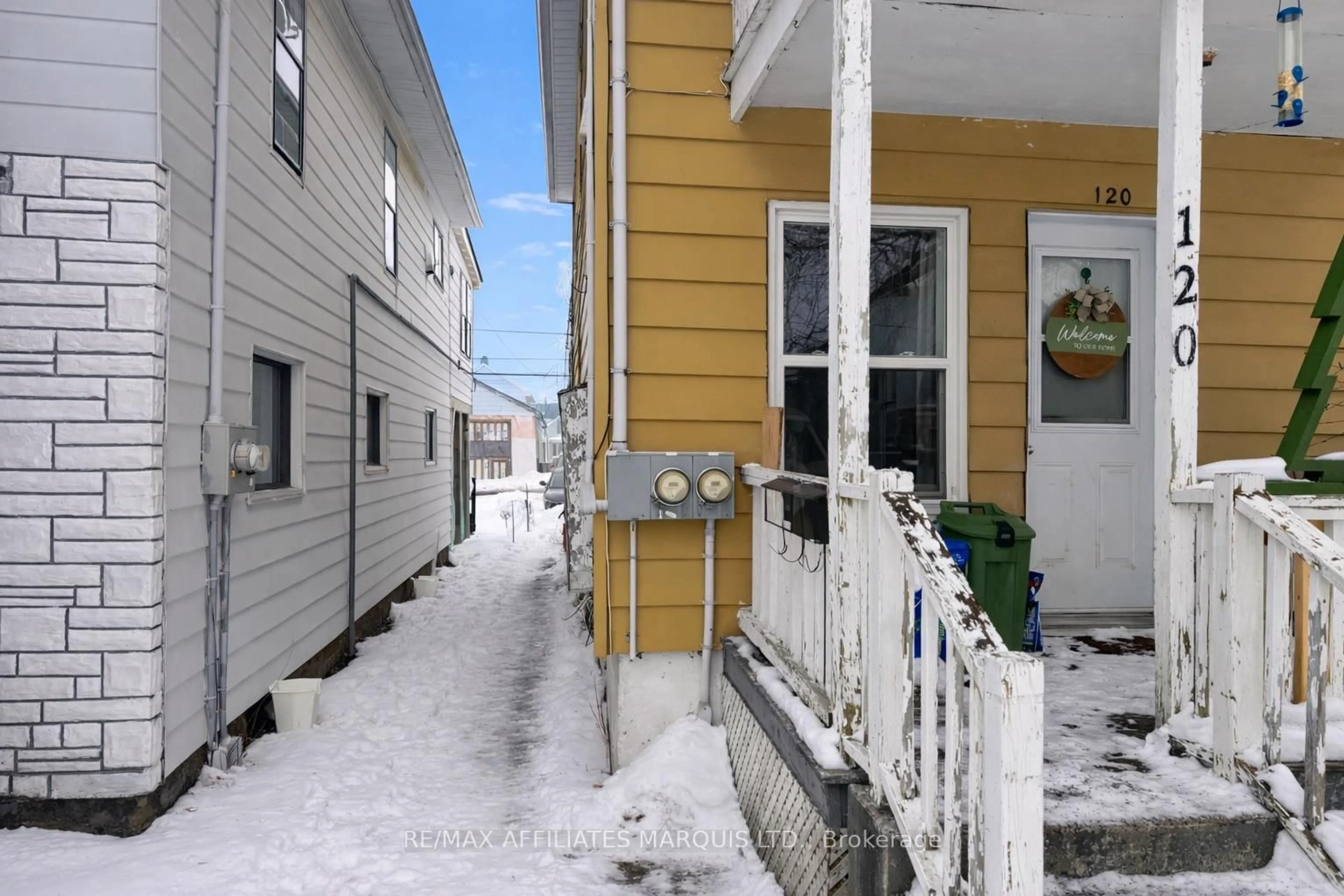 Patio, street for 120-120A Guy St, Cornwall Ontario K6H 4T8