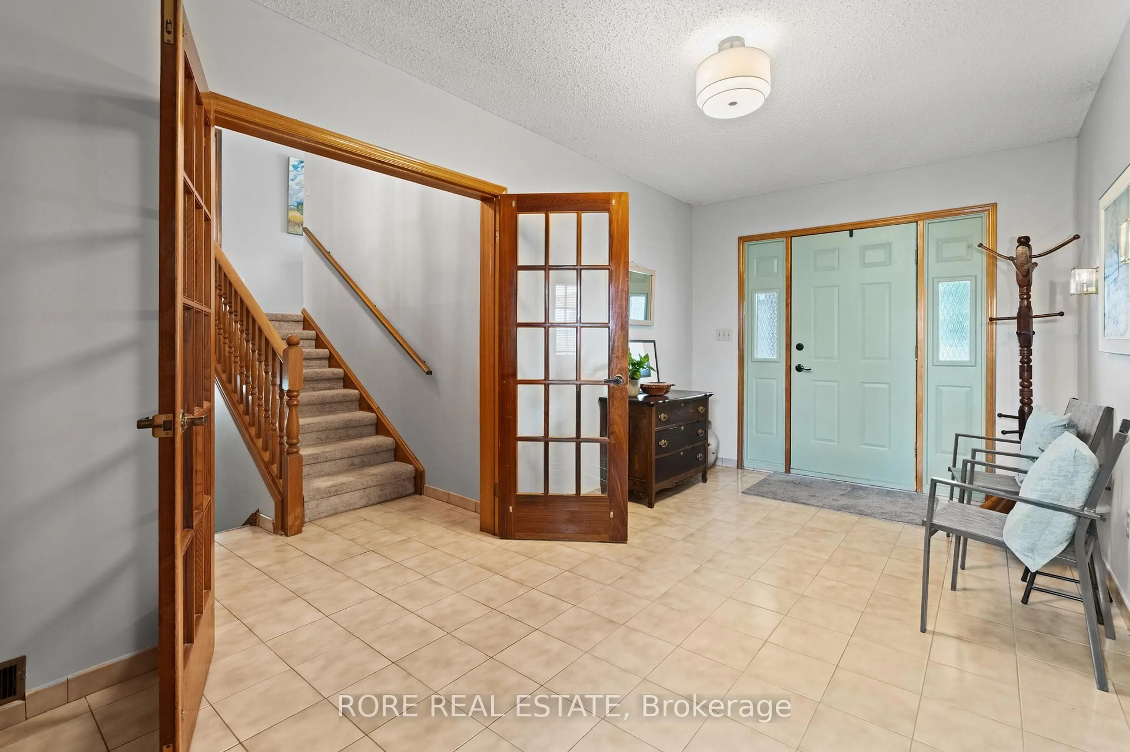 Indoor foyer for 181 Gilmore Rd, Fort Erie Ontario L2A 2M2