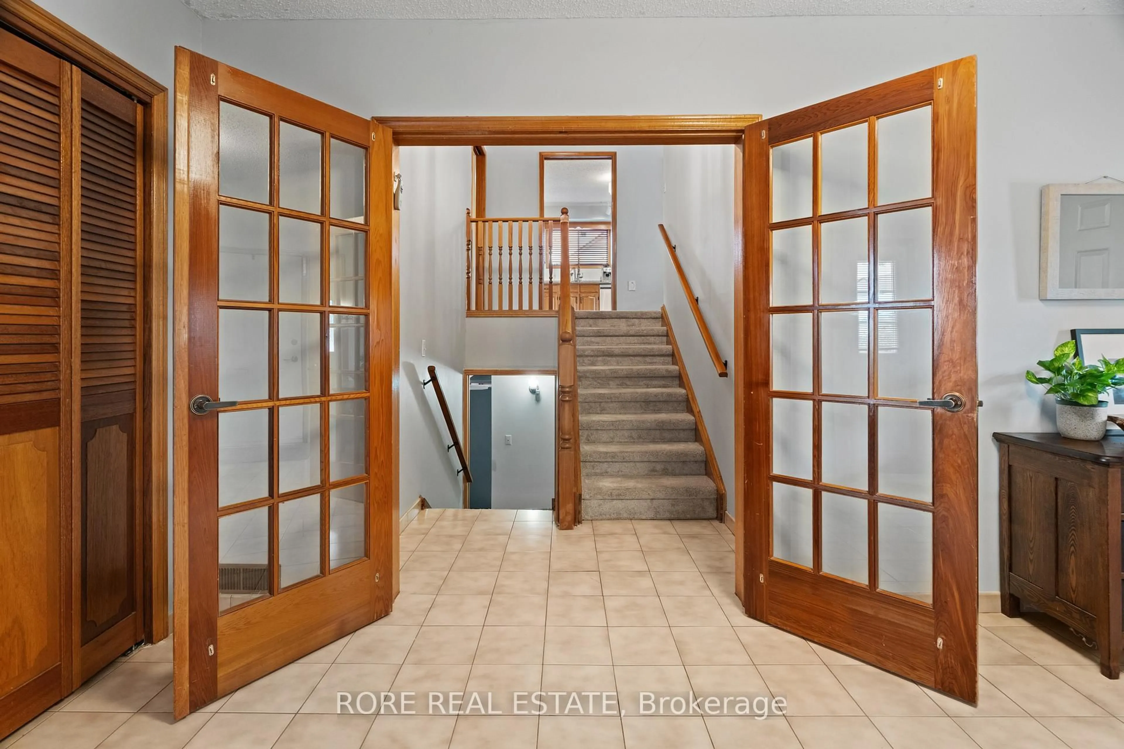 Indoor foyer for 181 Gilmore Rd, Fort Erie Ontario L2A 2M2