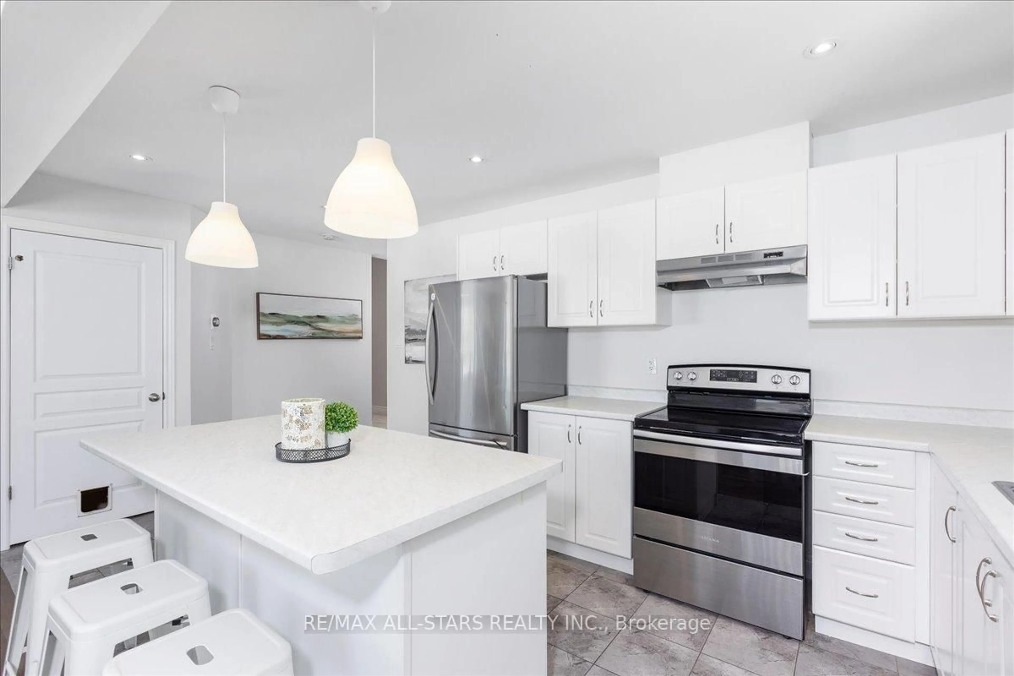 Open concept kitchen, ceramic/tile floor for 81 Douglas Dr, Bracebridge Ontario P1L 0L3