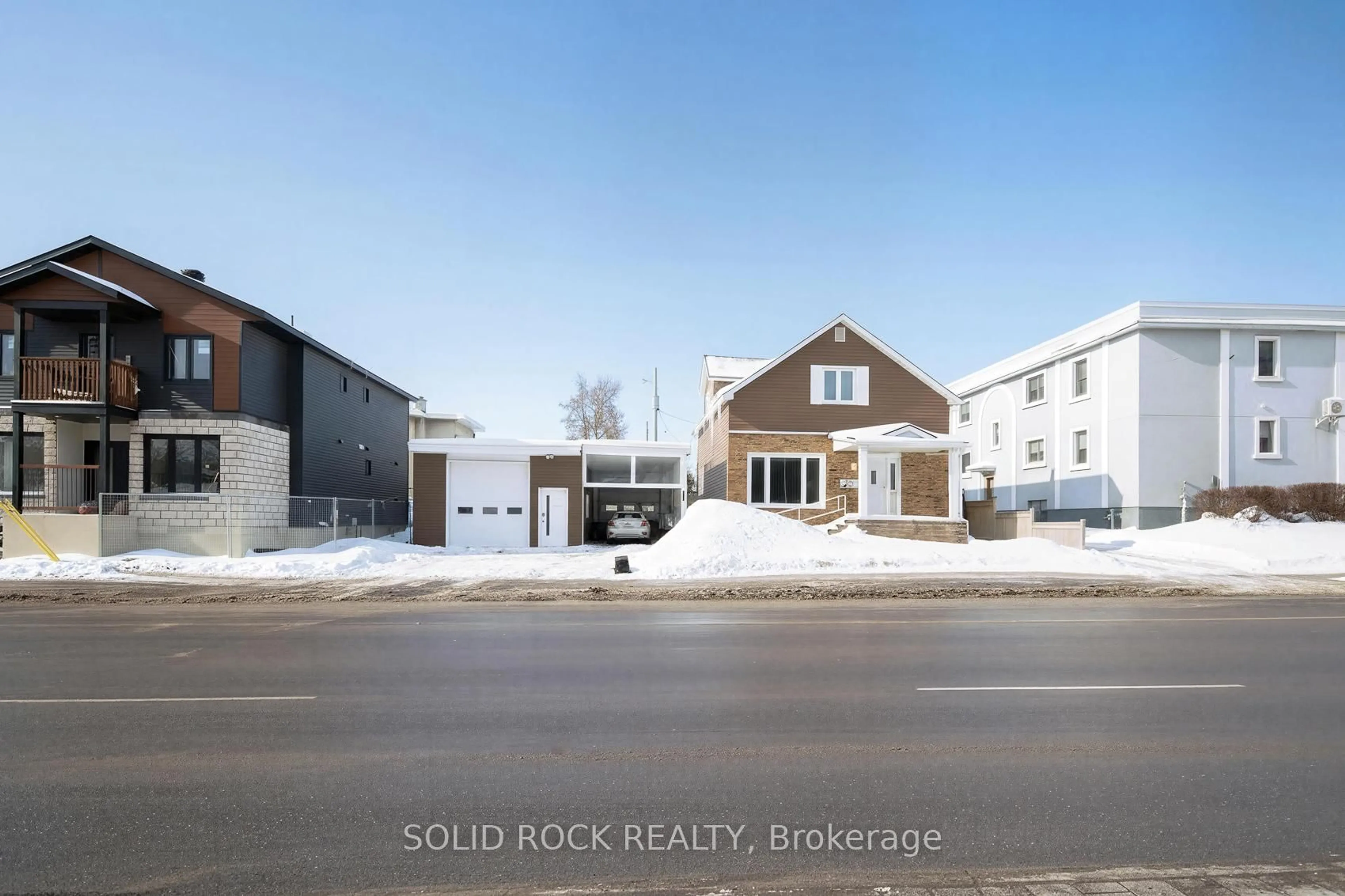 A pic from outside/outdoor area/front of a property/back of a property/a pic from drone, street for 412 Montreal Rd, Ottawa Ontario K1K 0V4