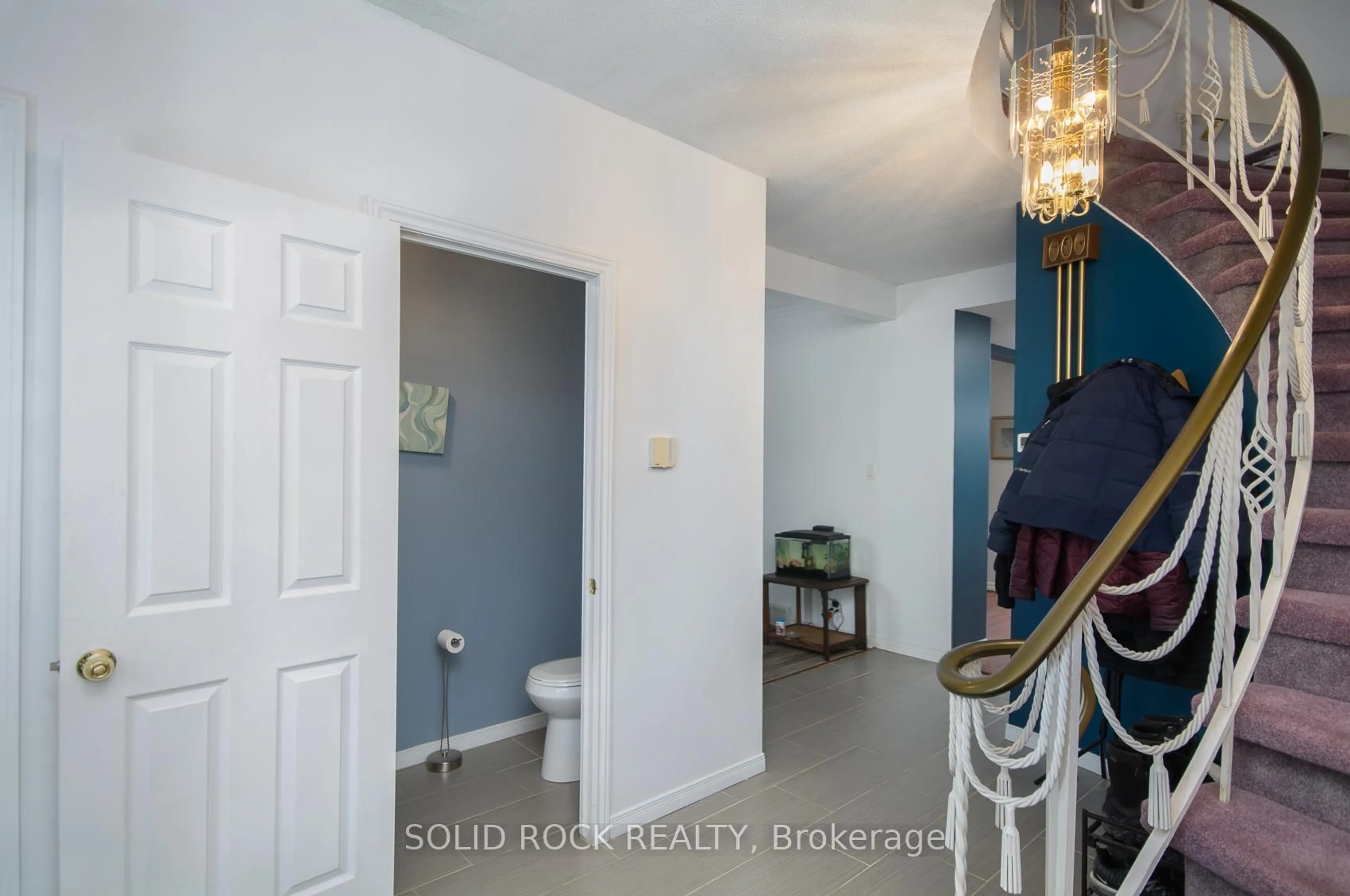 Indoor entryway for 412 Montreal Rd, Ottawa Ontario K1K 0V4