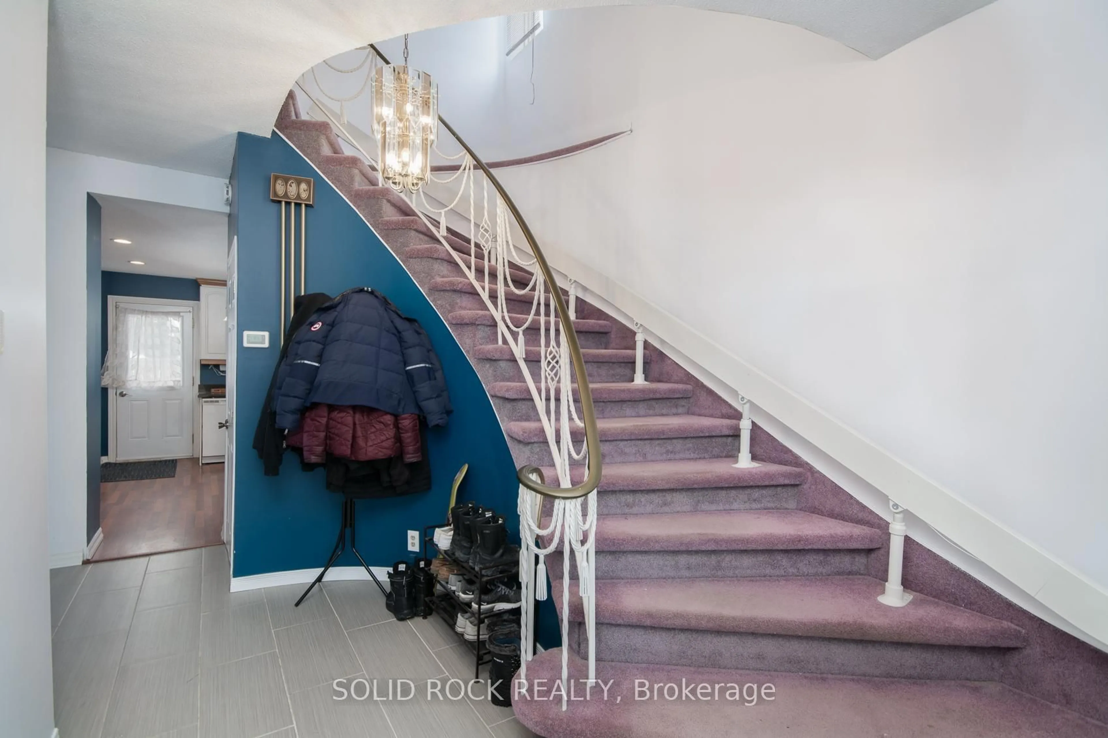 Indoor foyer for 412 Montreal Rd, Ottawa Ontario K1K 0V4