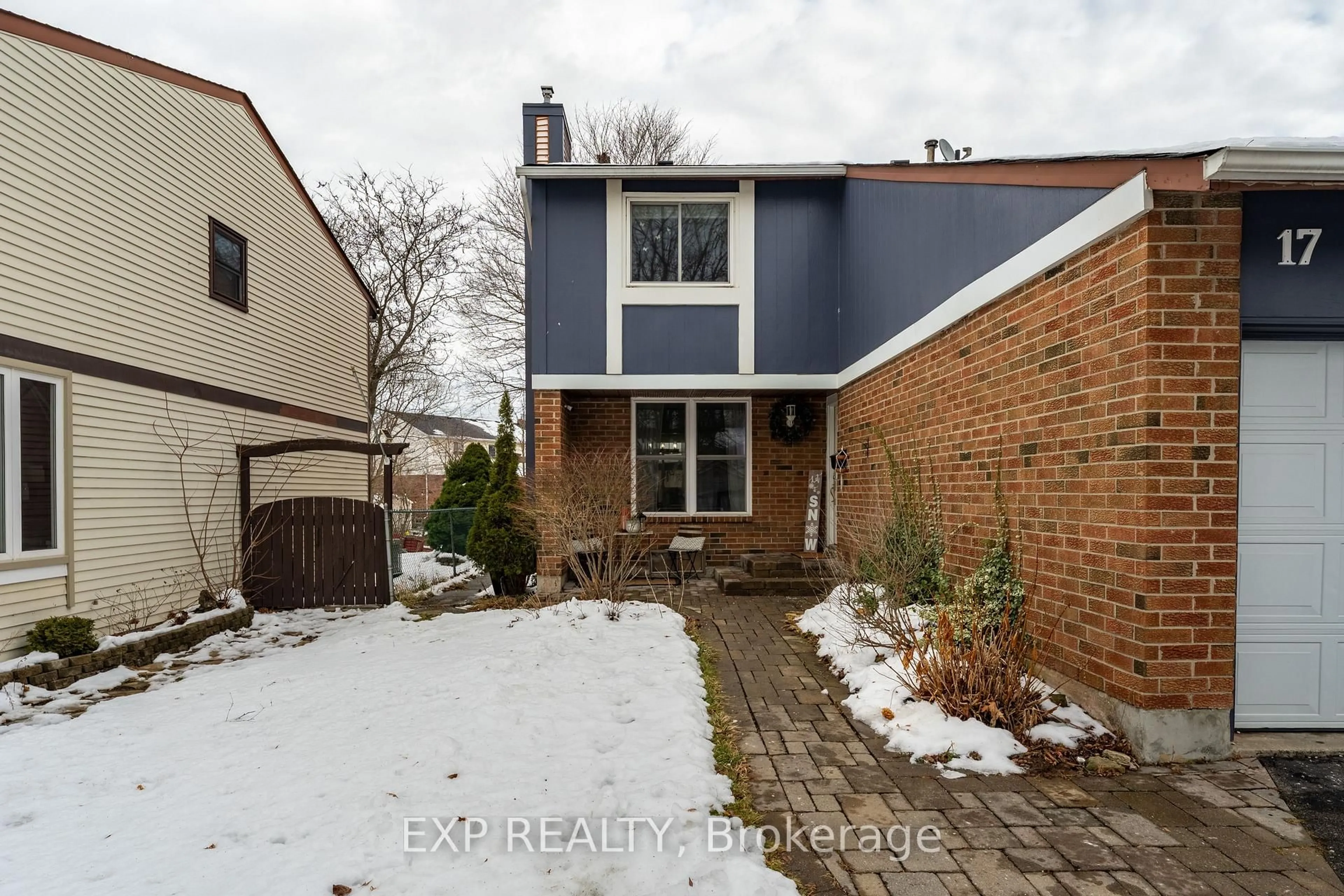 A pic from outside/outdoor area/front of a property/back of a property/a pic from drone, street for 17 Glaceport Ave, Hamilton Ontario L9H 7E2