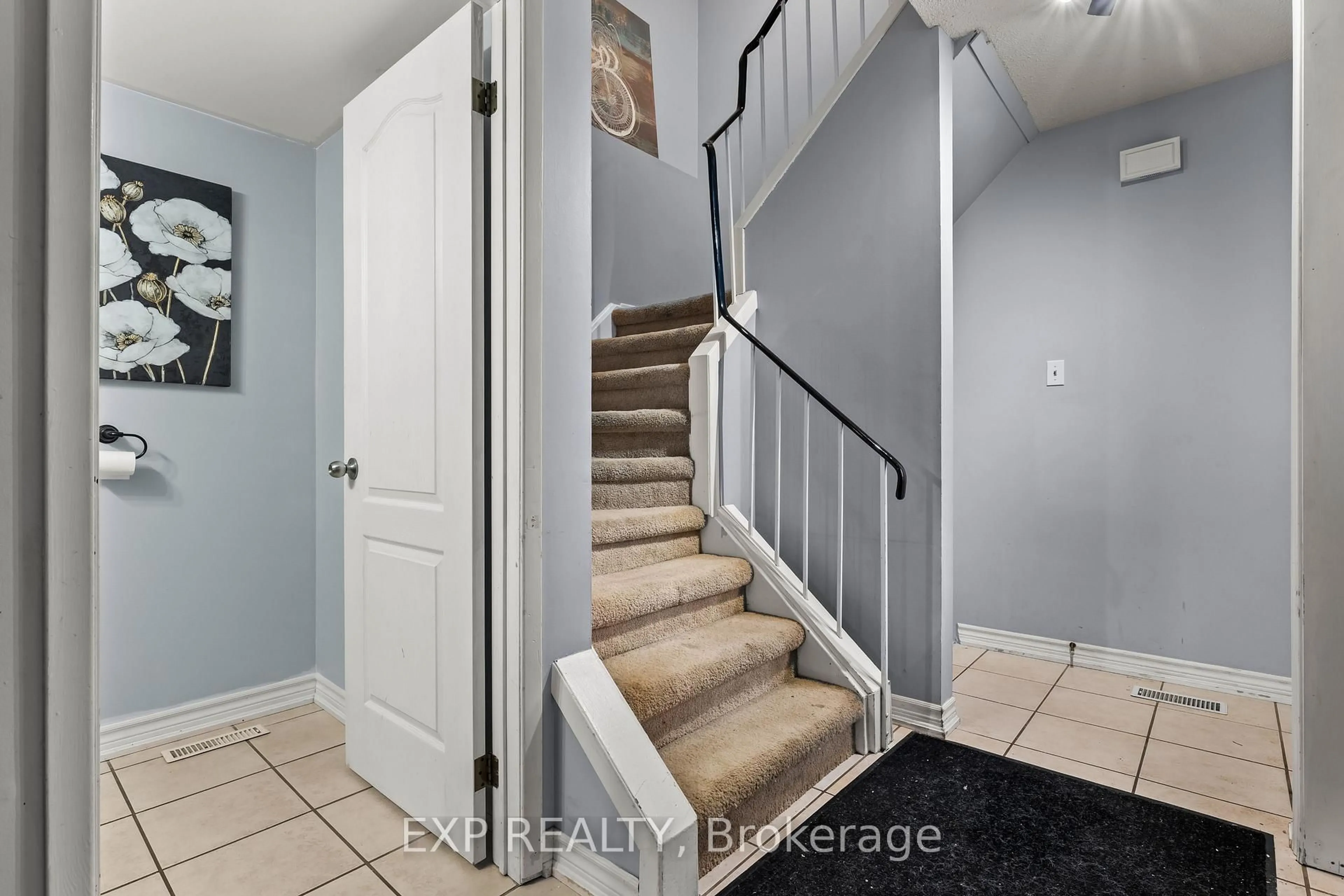 Indoor entryway for 17 Glaceport Ave, Hamilton Ontario L9H 7E2