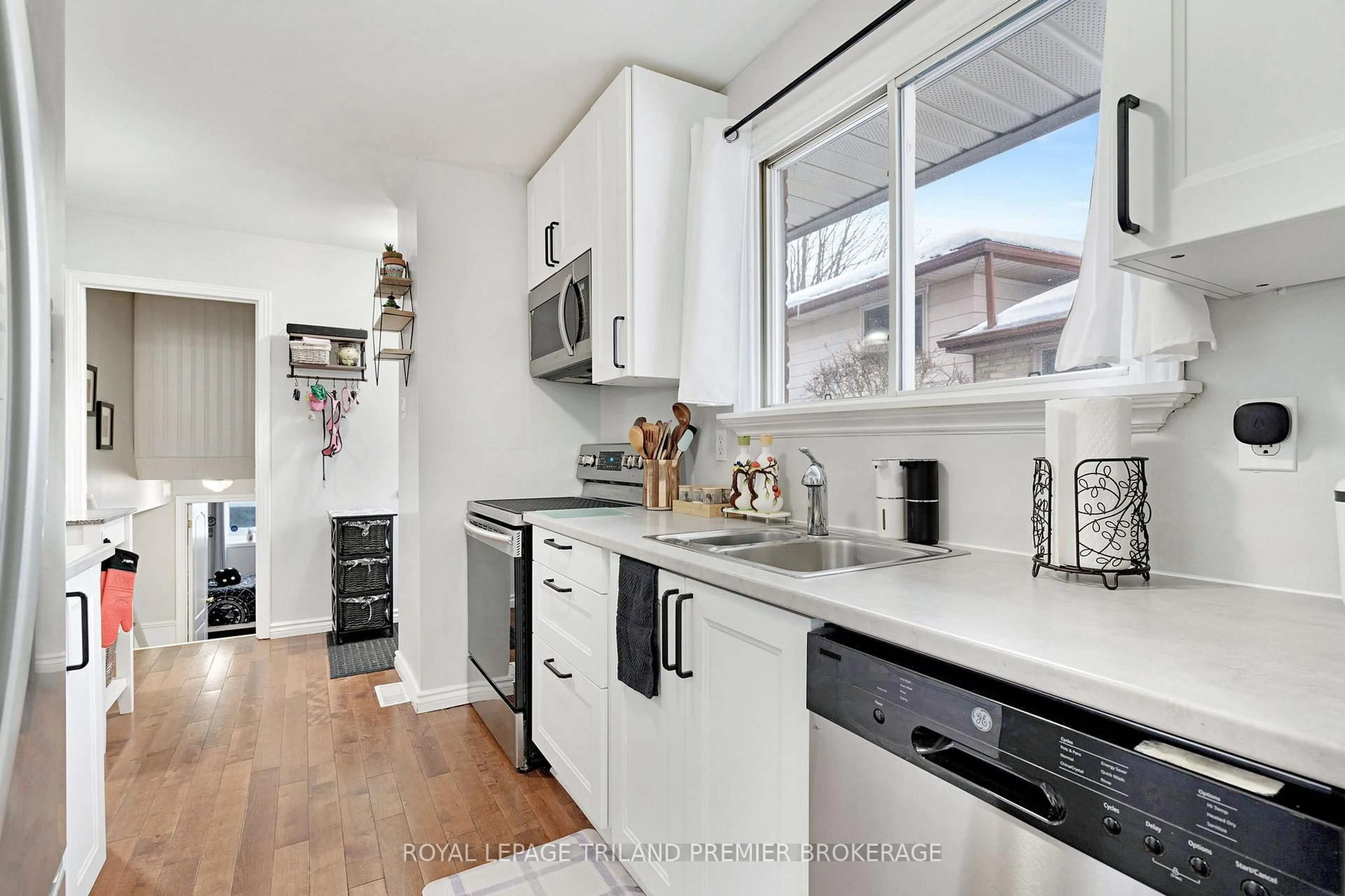 Open concept kitchen, ceramic/tile floor for 412 Ferndale Ave, London South Ontario N6C 2Y8