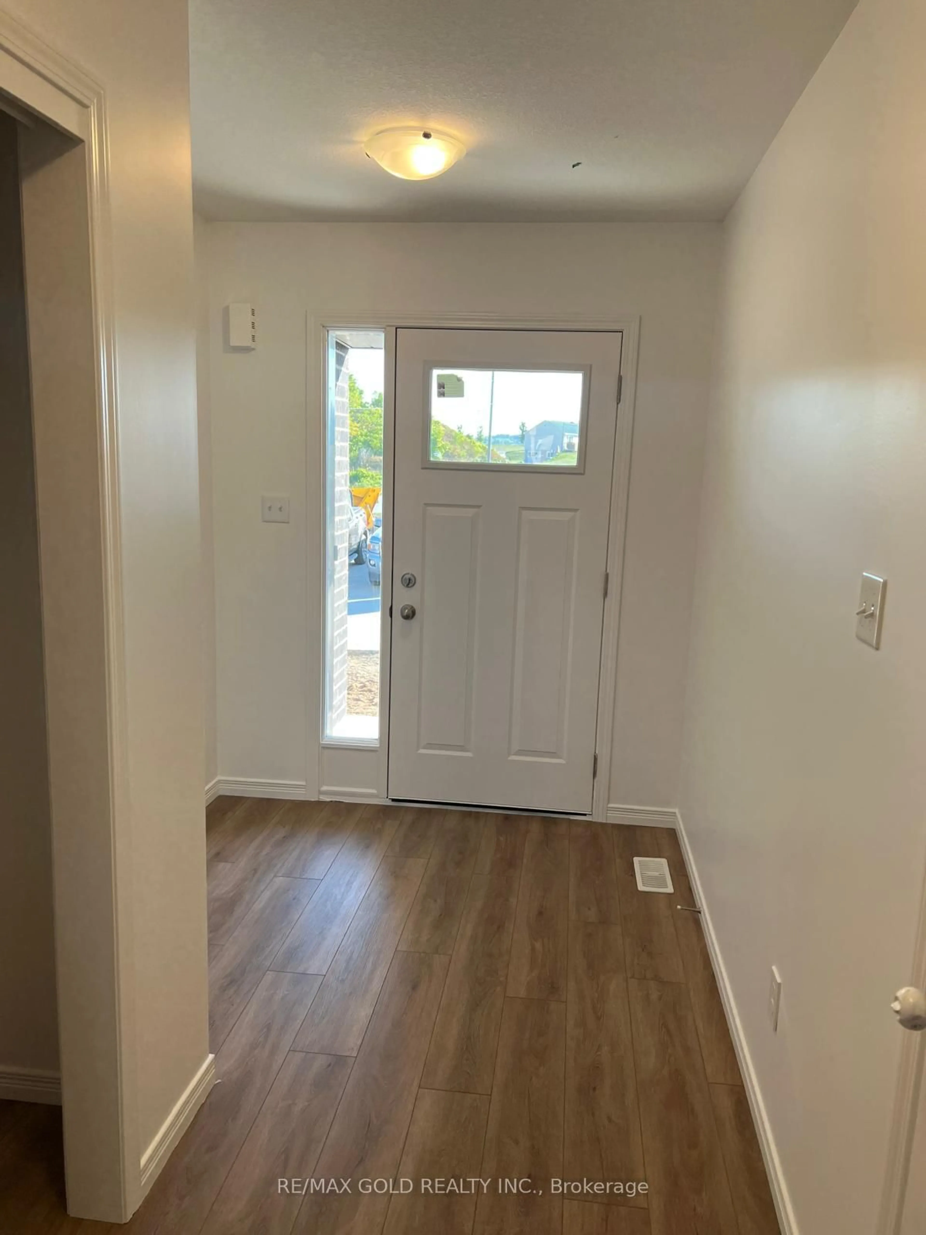 Indoor entryway for 5 West Mill St, North Dumfries Ontario N0B 1E0