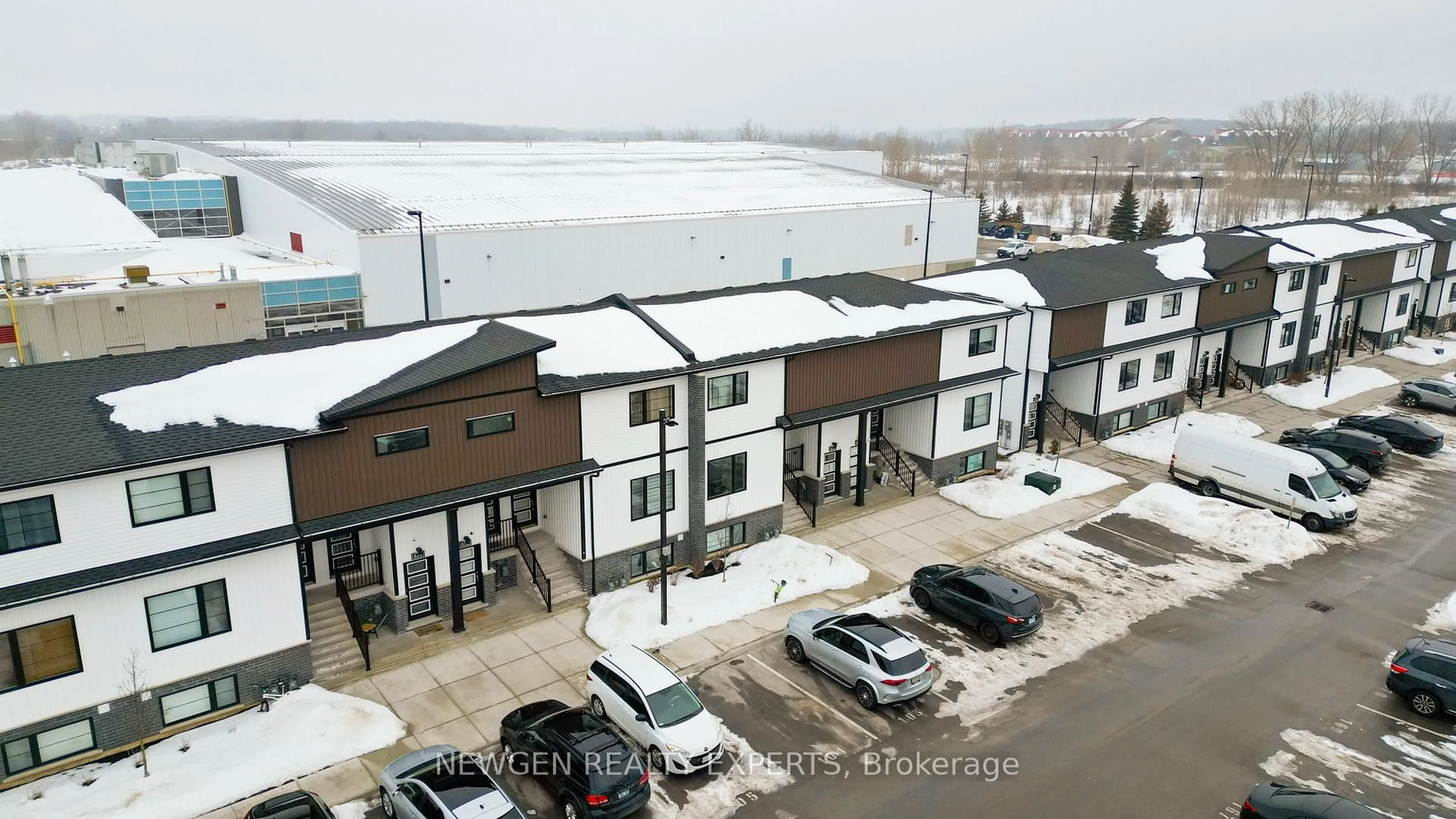 A pic from outside/outdoor area/front of a property/back of a property/a pic from drone, mountain view for 4263 Fourt Ave #632, Niagara Falls Ontario L2E 0C2